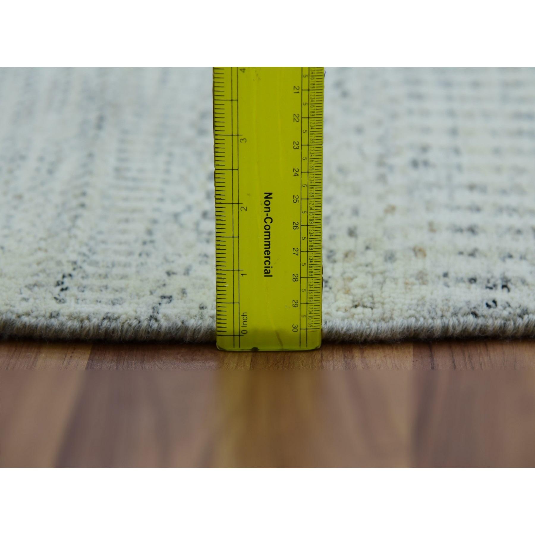 8'x8' Earl Gray Tappeto rotondo moderno annodato a mano in 100% lana non colorata con disegno di erba in vendita 2