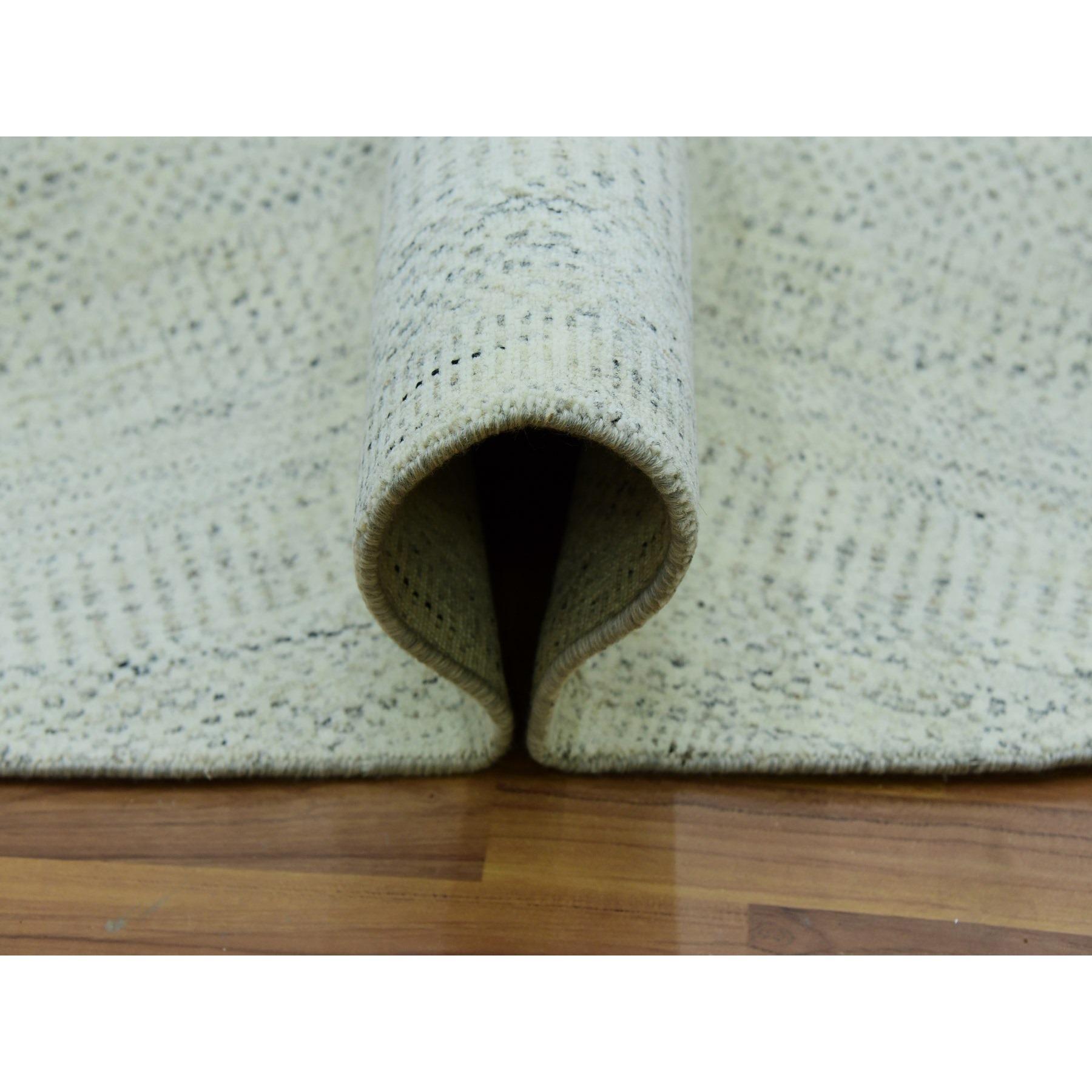 Annodato a mano 8'x8' Earl Gray Tappeto rotondo moderno annodato a mano in 100% lana non colorata con disegno di erba in vendita