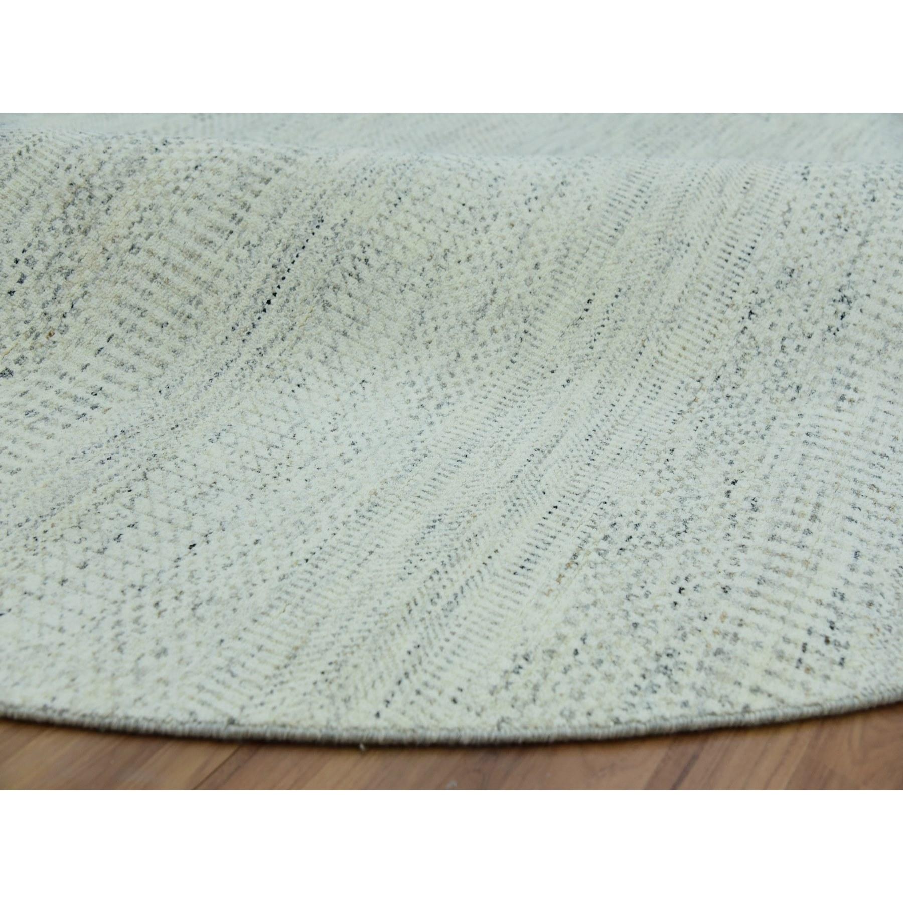 8'x8' Earl Gray Tappeto rotondo moderno annodato a mano in 100% lana non colorata con disegno di erba In condizioni Nuovo in vendita a Carlstadt, NJ