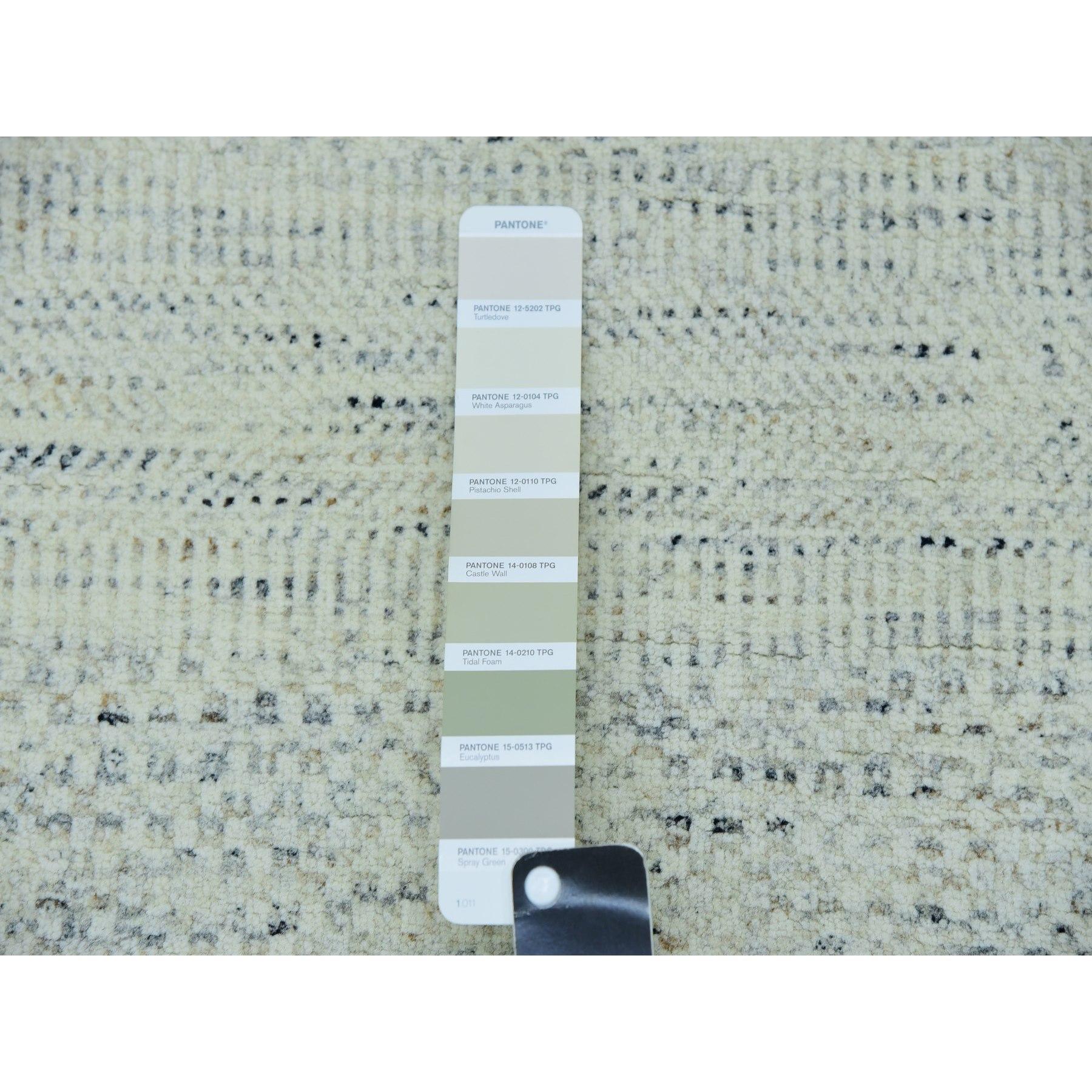 XXI secolo e contemporaneo 8'x8' Earl Gray Tappeto rotondo moderno annodato a mano in 100% lana non colorata con disegno di erba in vendita