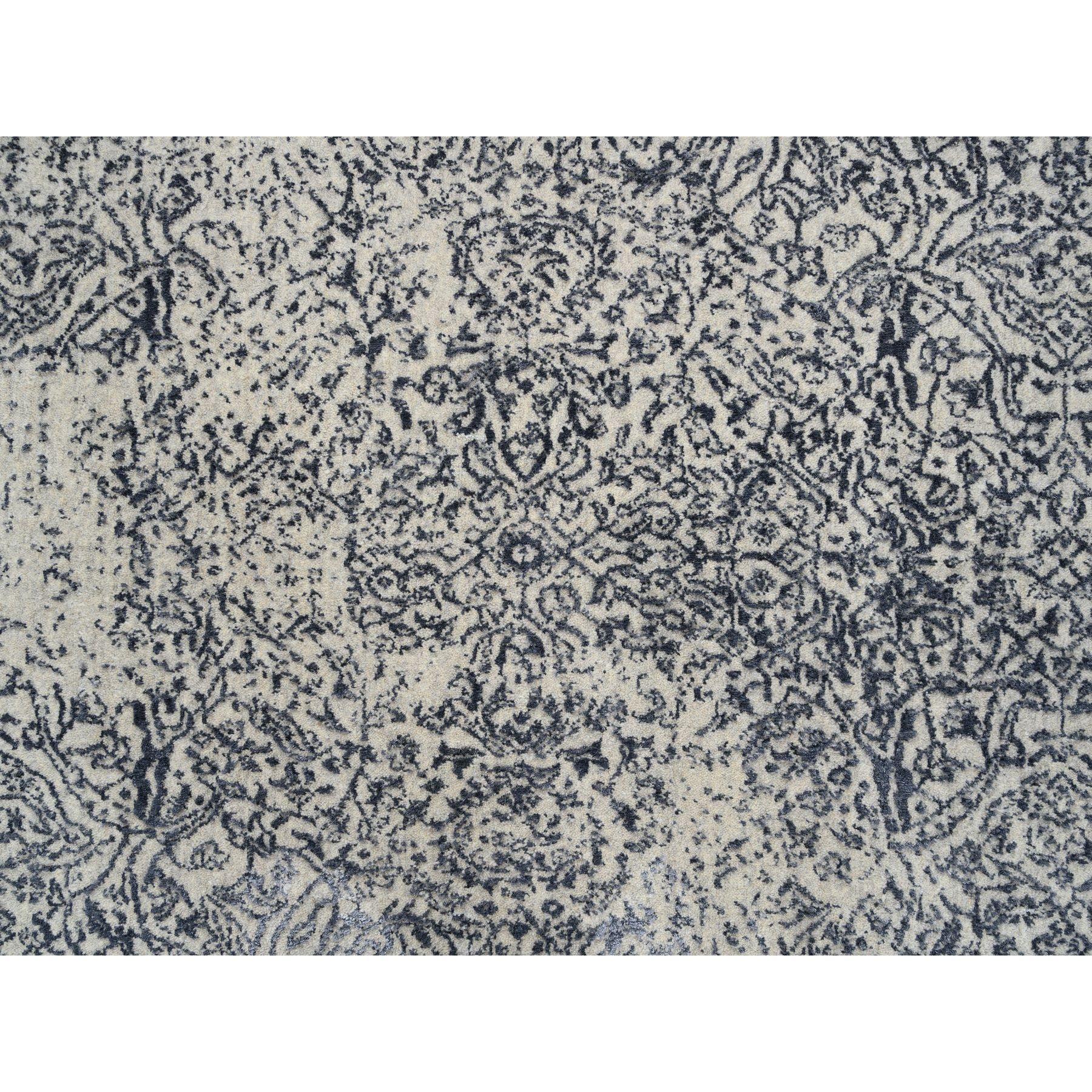 8'x8' Alfombra cuadrada oriental de jacquard fino de lana y seda tejida a mano gris claro en venta 1
