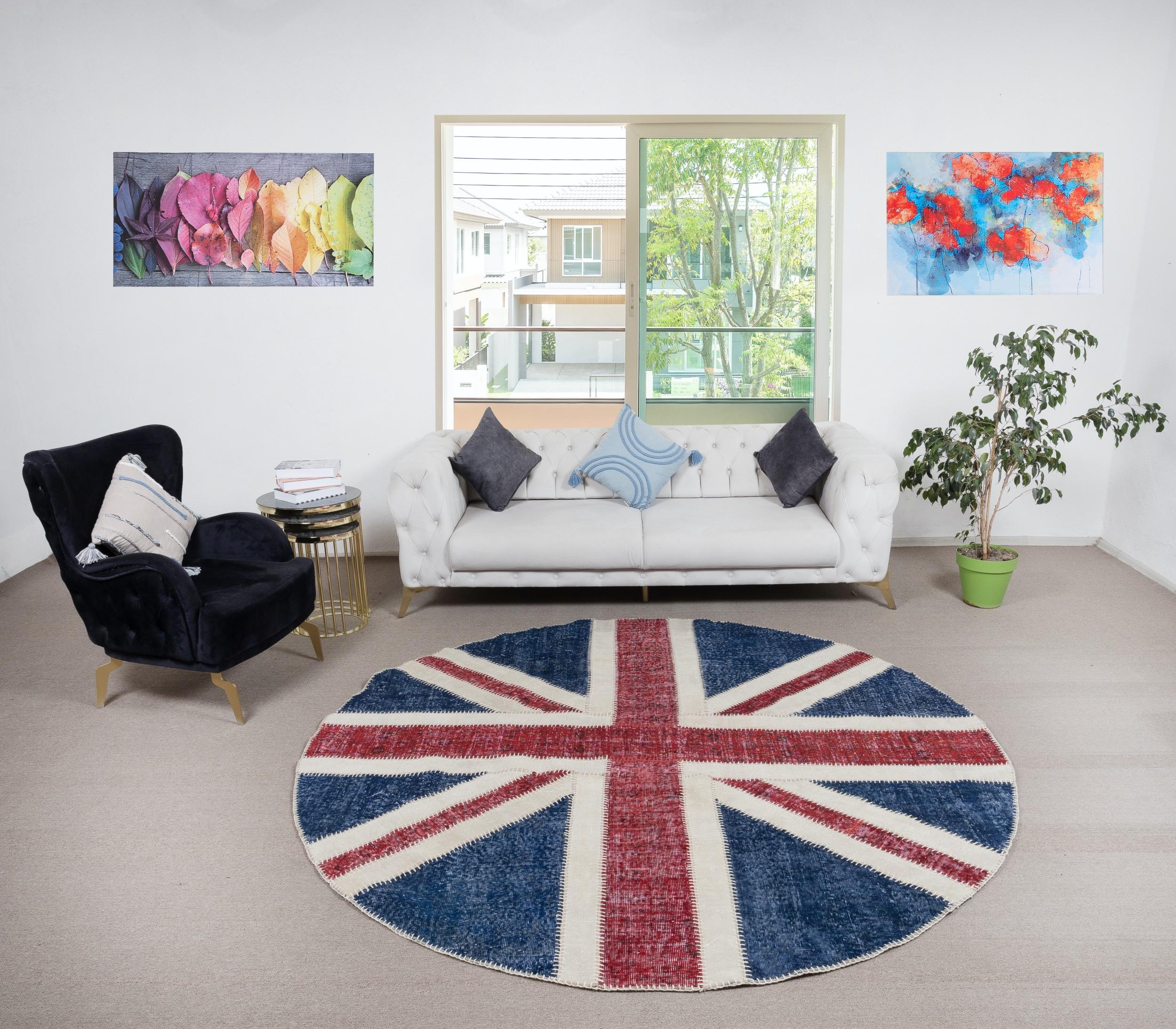 Dieses Angebot bezieht sich auf einen einzigartigen Patchwork-Teppich in einem Design und einer Farbkombination Ihrer Wahl, handgefertigt in unserem Atelier in einem alten Teppichdorf in Zentralanatolien.

Was ist ein Patchwork-Teppich und wie