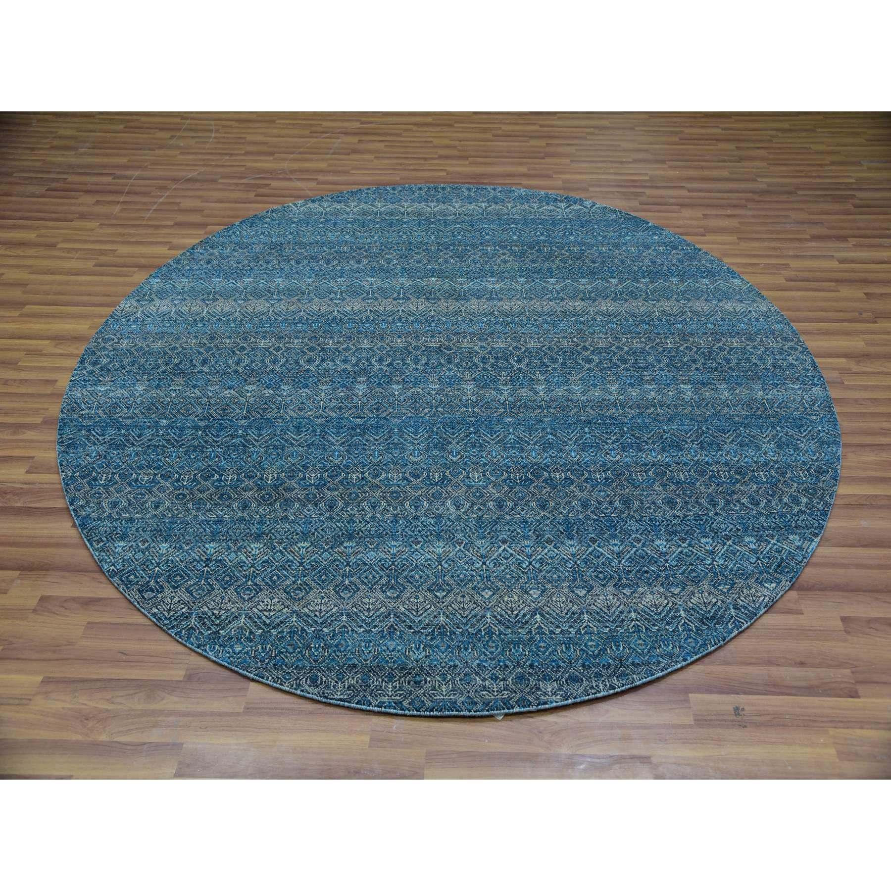 Il s'agit d'un véritable tapis d'Orient Kohinoor Herat à petits motifs géométriques répétitifs, noué à la main, 100% pure laine pelucheuse. Il a été noué pendant des mois et des mois selon des techniques de tissage séculaires par des artisans