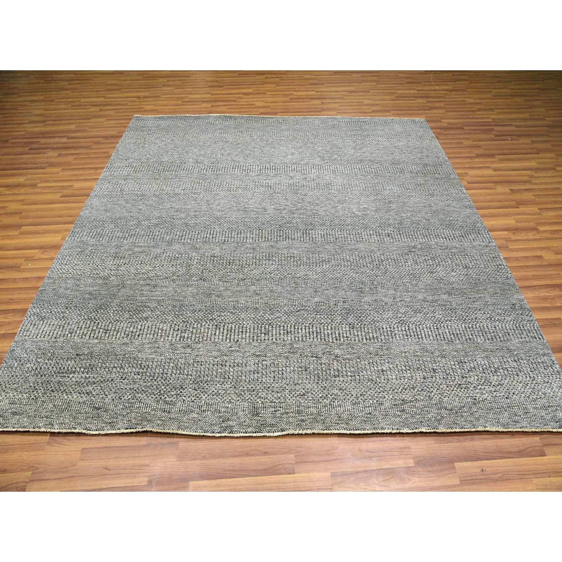 Si tratta di un autentico esemplare unico di Tappeto Orientale dal Design Modern Grass, in pura lana non colorata, tono su tono, annodato a mano. È stato annodato per mesi e mesi secondo le secolari tecniche di tessitura degli artigiani.<br