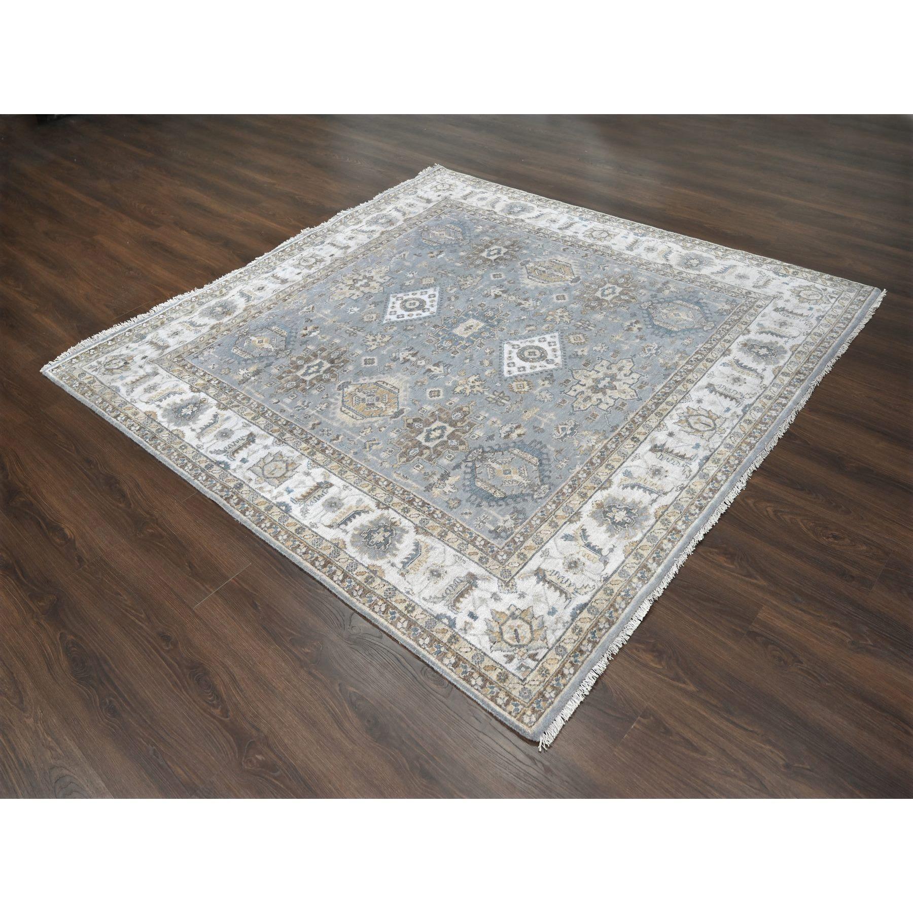 Heriz Serapi Tappeto quadrato in lana naturale 8'x8' grigio e avorio Karajeh Design Medaglioni geometrici in vendita