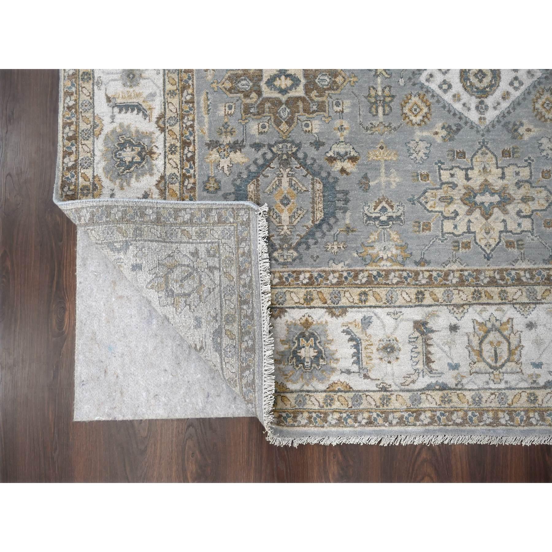 Indiano Tappeto quadrato in lana naturale 8'x8' grigio e avorio Karajeh Design Medaglioni geometrici in vendita