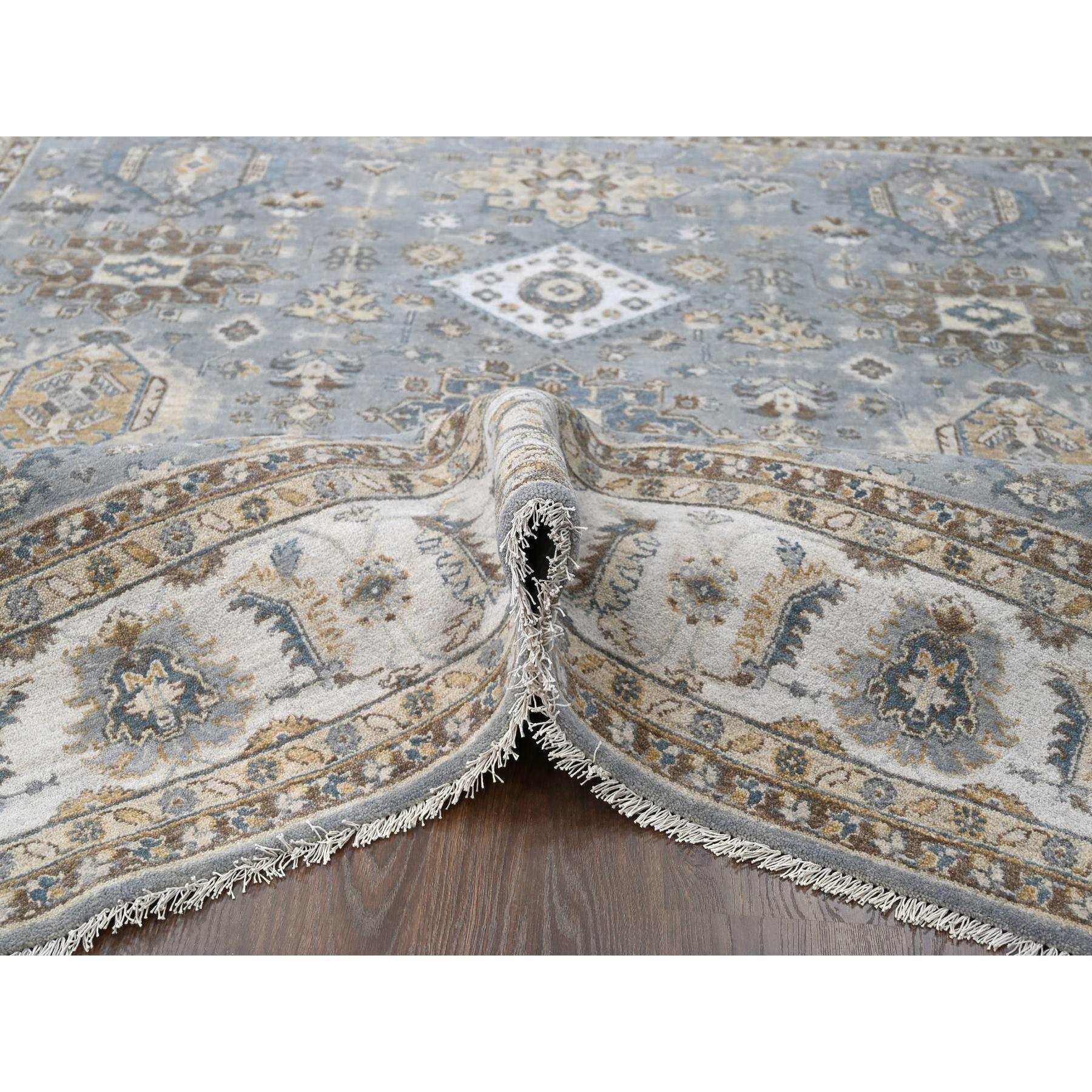 Annodato a mano Tappeto quadrato in lana naturale 8'x8' grigio e avorio Karajeh Design Medaglioni geometrici in vendita