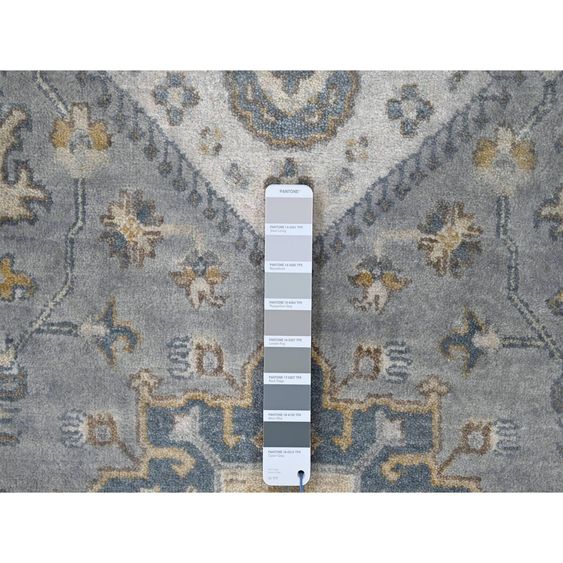 XXI secolo e contemporaneo Tappeto quadrato in lana naturale 8'x8' grigio e avorio Karajeh Design Medaglioni geometrici in vendita