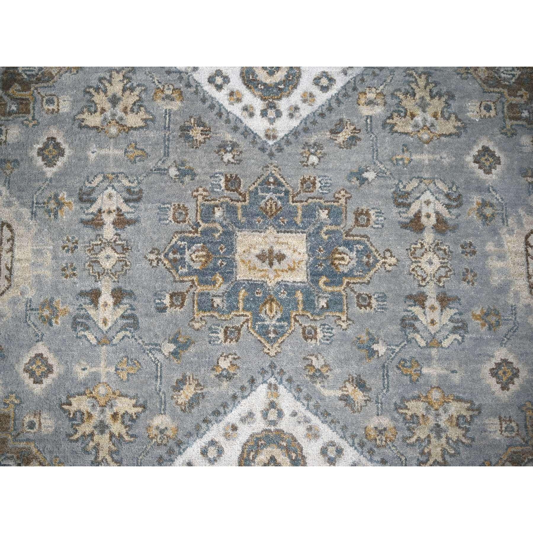 Lana Tappeto quadrato in lana naturale 8'x8' grigio e avorio Karajeh Design Medaglioni geometrici in vendita