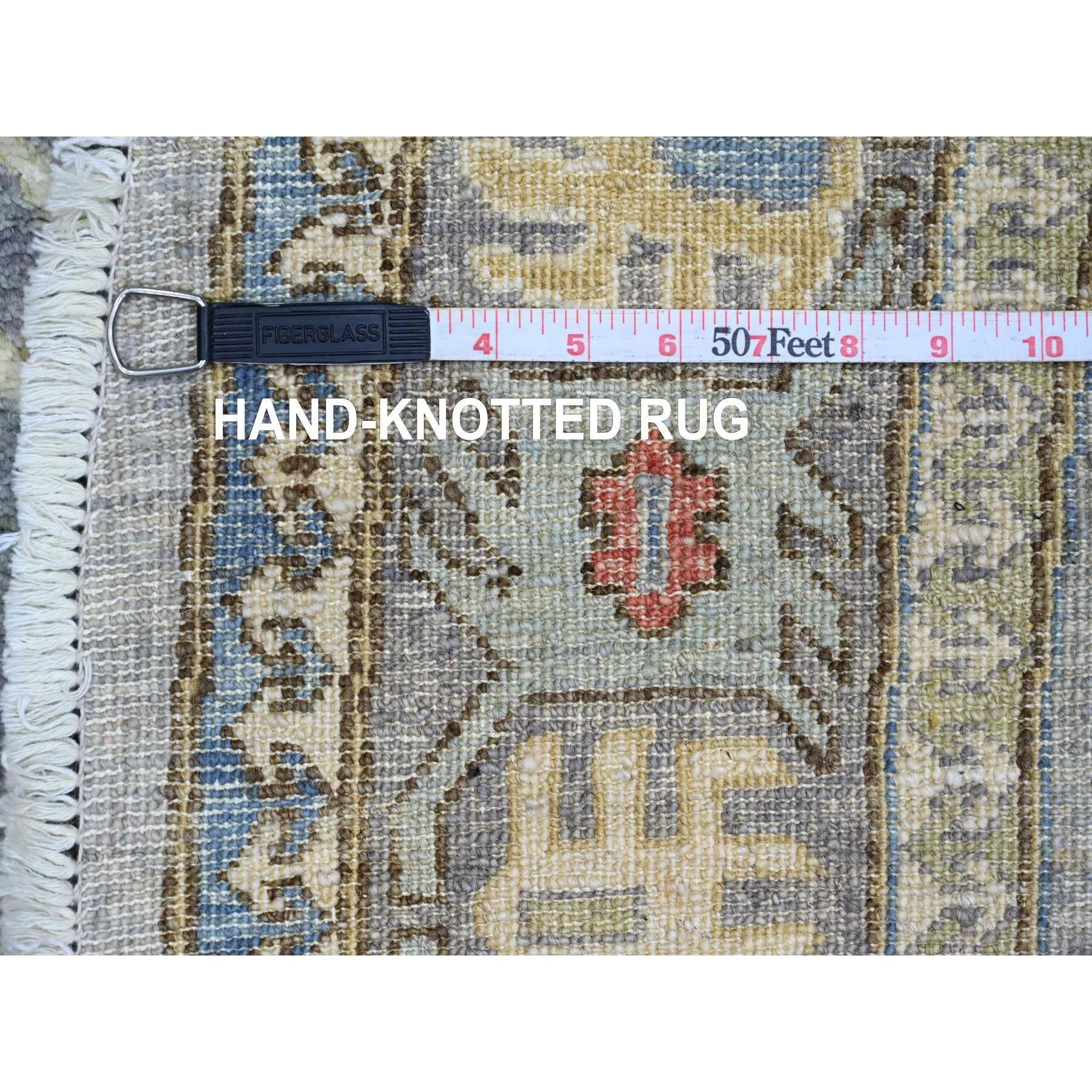 8'x8' Grau Antik Kaukasisch Einfluss Design Hand geknüpft Wolle Runde Teppich im Angebot 4