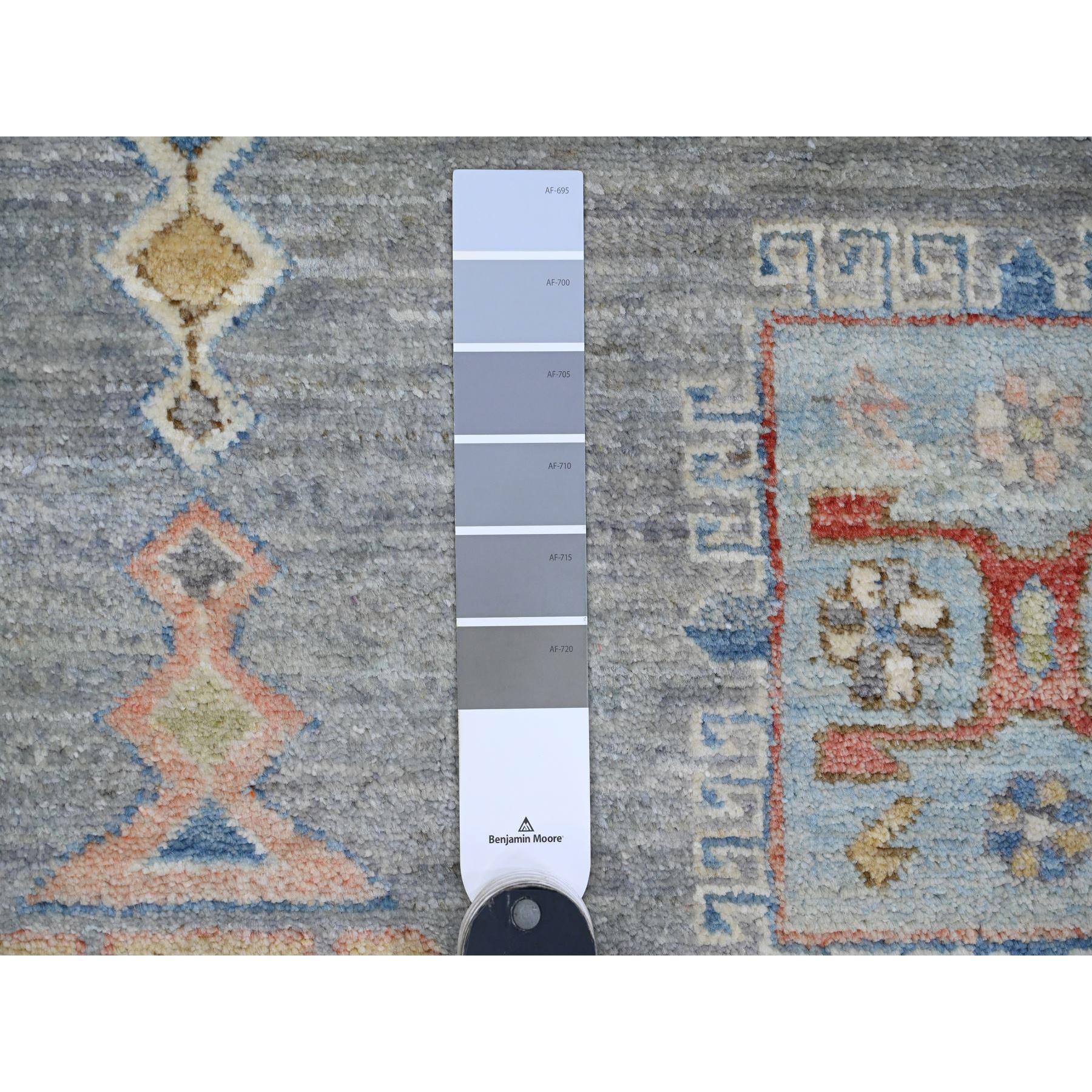 8'x8' Grau Antik Kaukasisch Einfluss Design Hand geknüpft Wolle Runde Teppich (21. Jahrhundert und zeitgenössisch) im Angebot