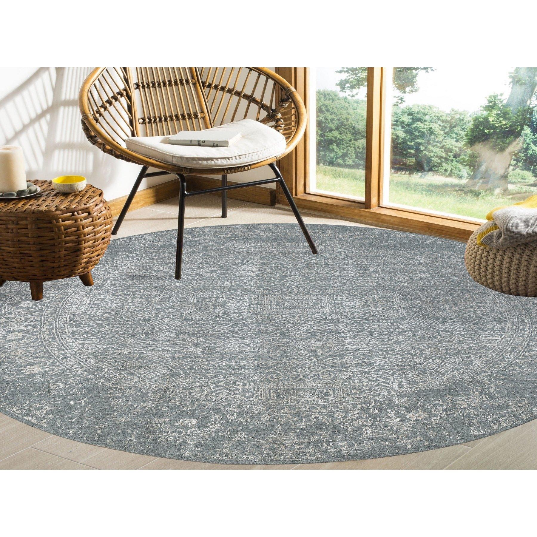 Dies ist eine wirklich echte one-of-a-kind Gray Fine Jacquard Hand Loomed Modern Wool and Art Silk Oriental Rug. Es wurde monatelang von erfahrenen Handwerkern in der jahrhundertealten persischen Webtechnik gewebt.
Primäre MATERIALIEN: Wolle &