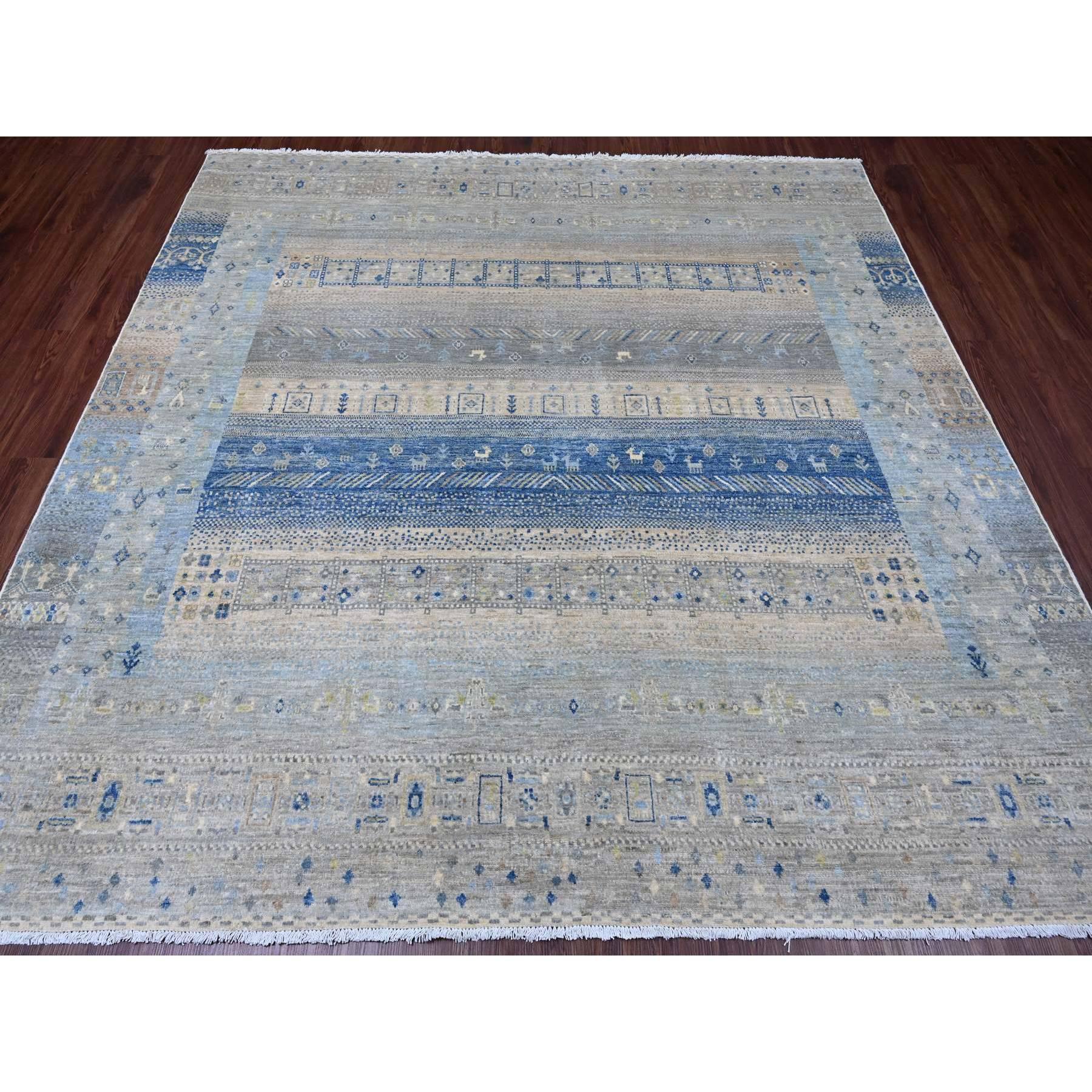 Gris espagnol, noué à la main, Kashkuli Gabbeh avec figurines de petits animaux, laine douce, teintures végétales, carré, tapis d'Orient
Matières premières : Laine
Latex : Pas de poils 
hauteur : 0,25 pouces
Style : Traditionnel
Couleur primaire :