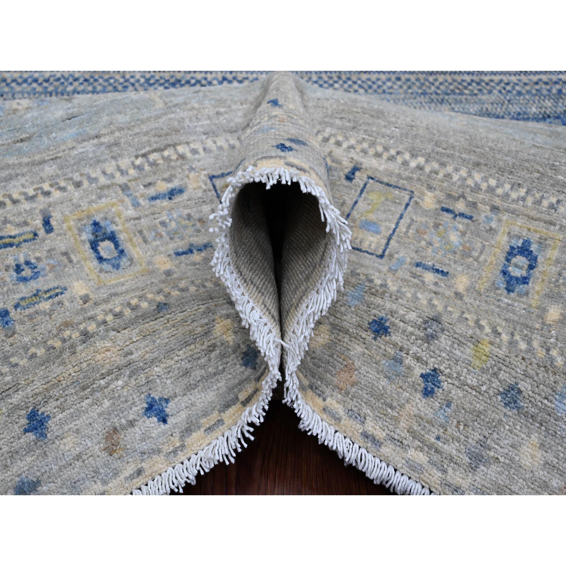 Noué à la main Tapis carré en laine douce 8'x8' Gris noué à la main Figurines d'animaux Kashkuli en vente