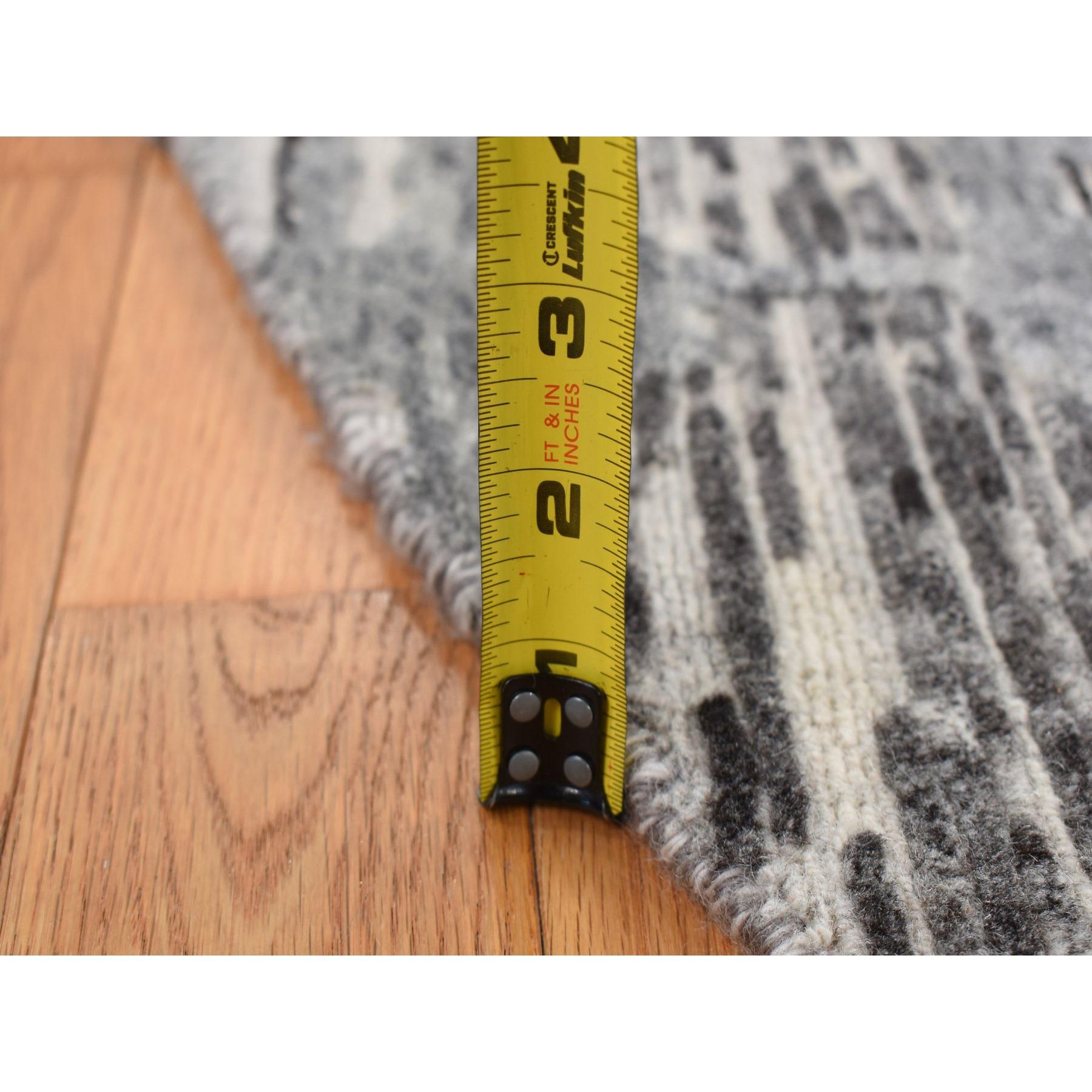 XXI secolo e contemporaneo 8'x8' grigio, Tappeto in lana naturale non colorata filata a mano, moderno, annodato a mano, rotondo in vendita