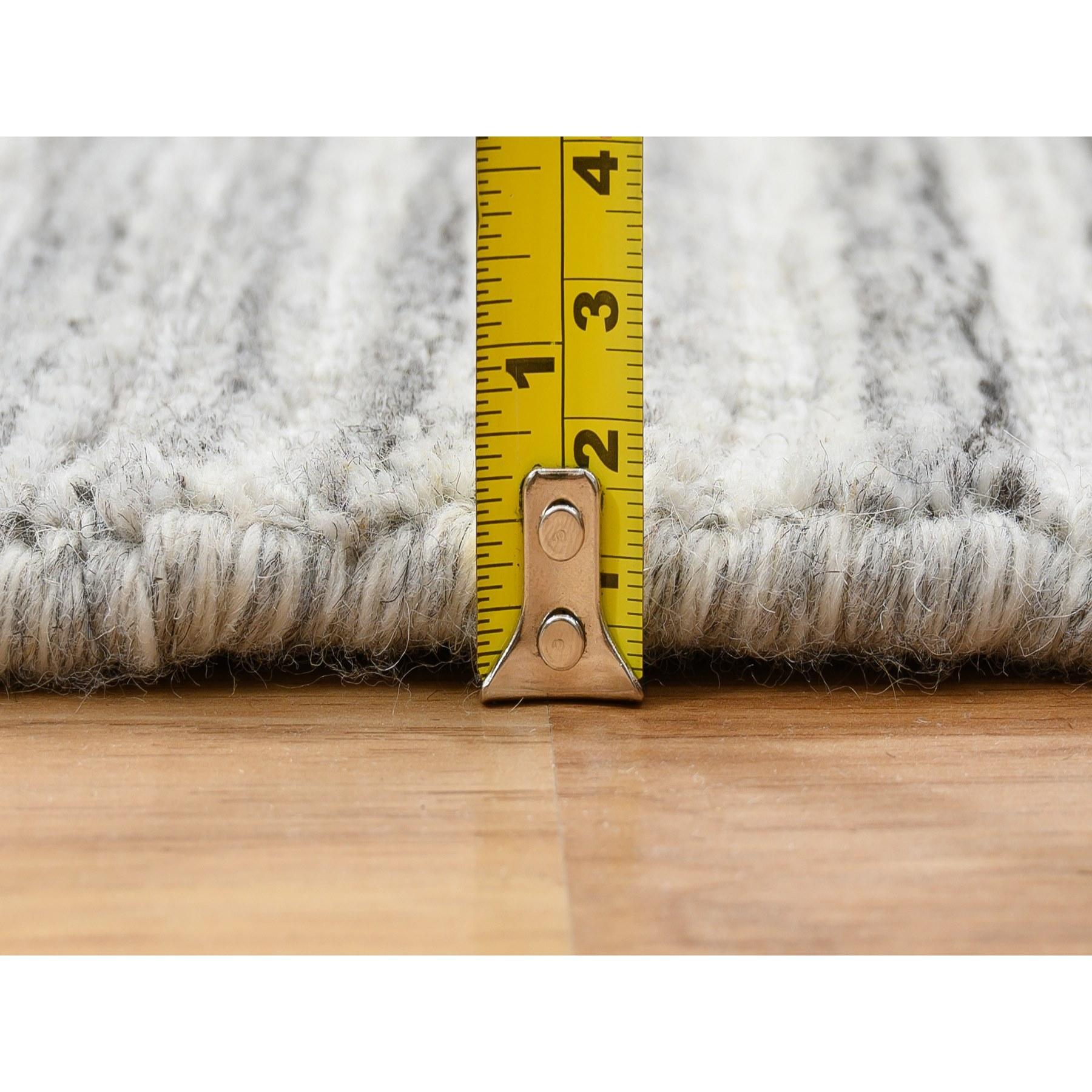 8'x8' Grau, Modernes Design, handgewebter, ungefärbter, runder Teppich aus natürlicher Wolle im Angebot 5