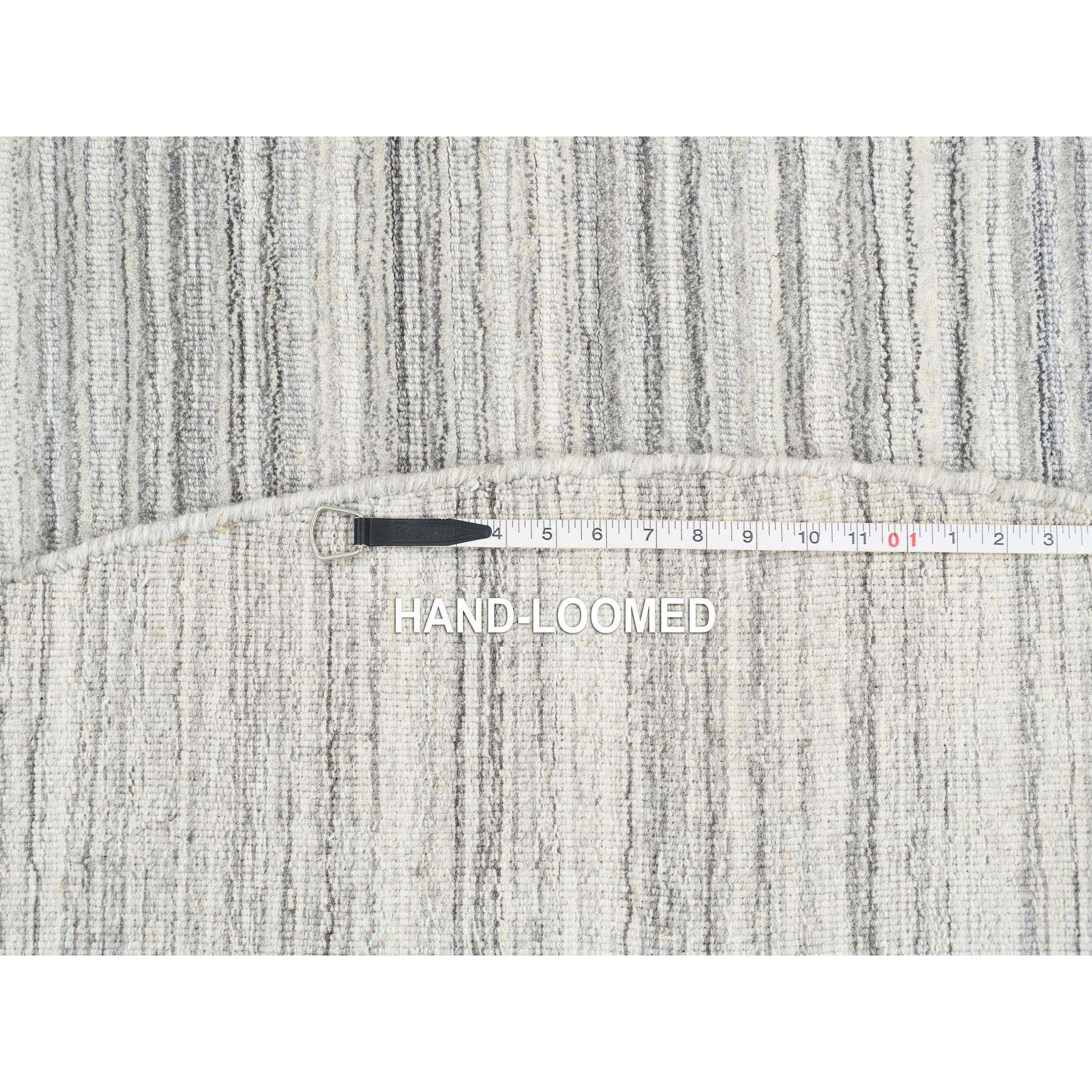 8'x8' Grau, Modernes Design, handgewebter, ungefärbter, runder Teppich aus natürlicher Wolle im Angebot 6