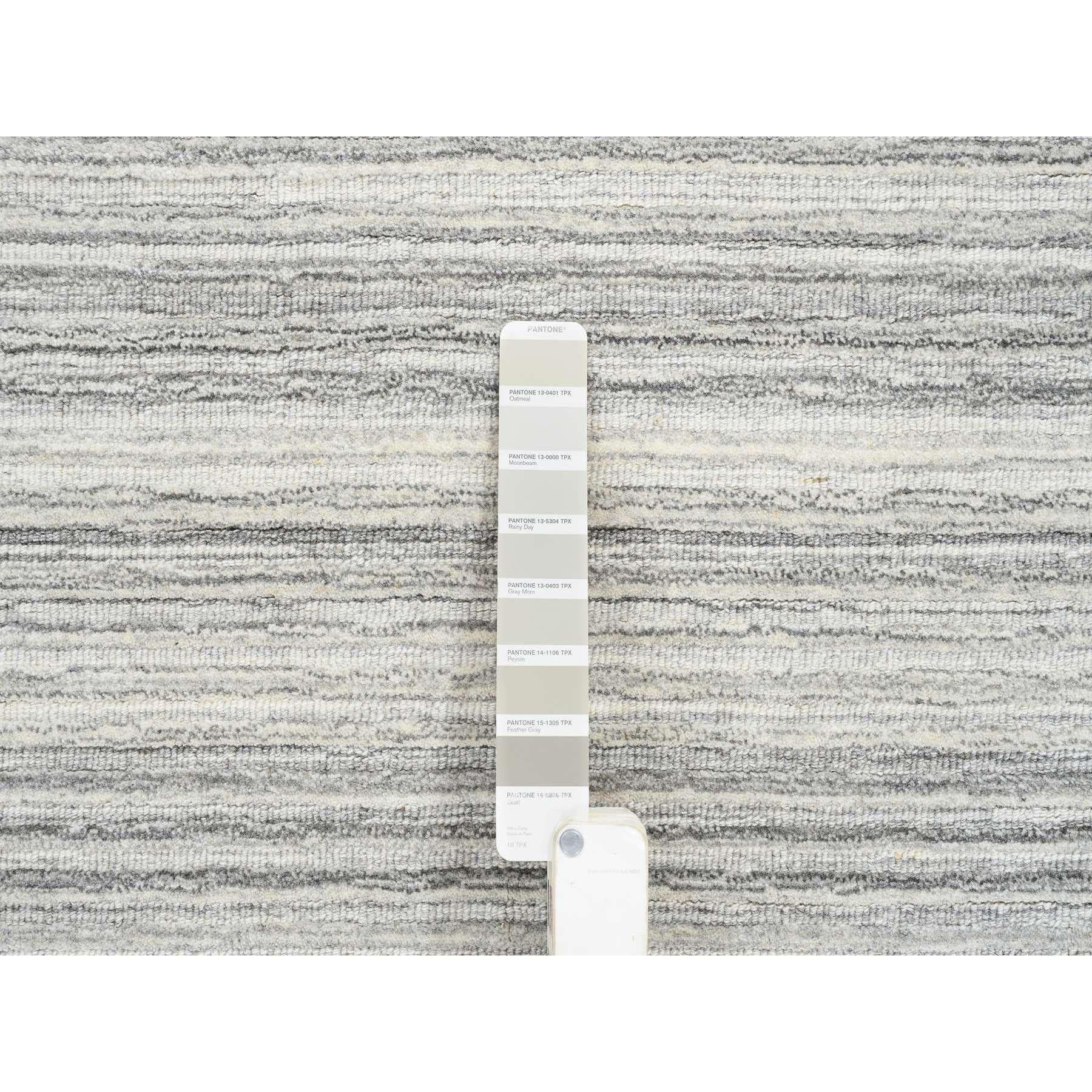 8'x8' Grau, Modernes Design, handgewebter, ungefärbter, runder Teppich aus natürlicher Wolle im Angebot 2