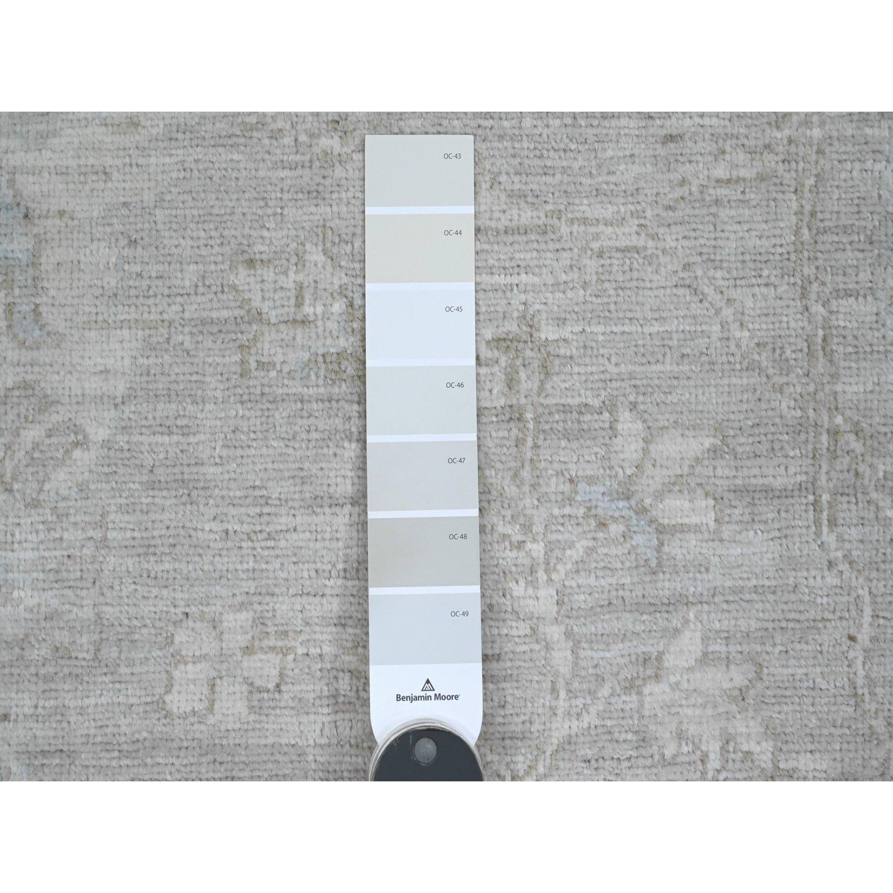 Contemporary 8'x8' Gray Washed Out Ziegler Mahal Revival Hand Knotted Pure Wool Round Rug For Sale