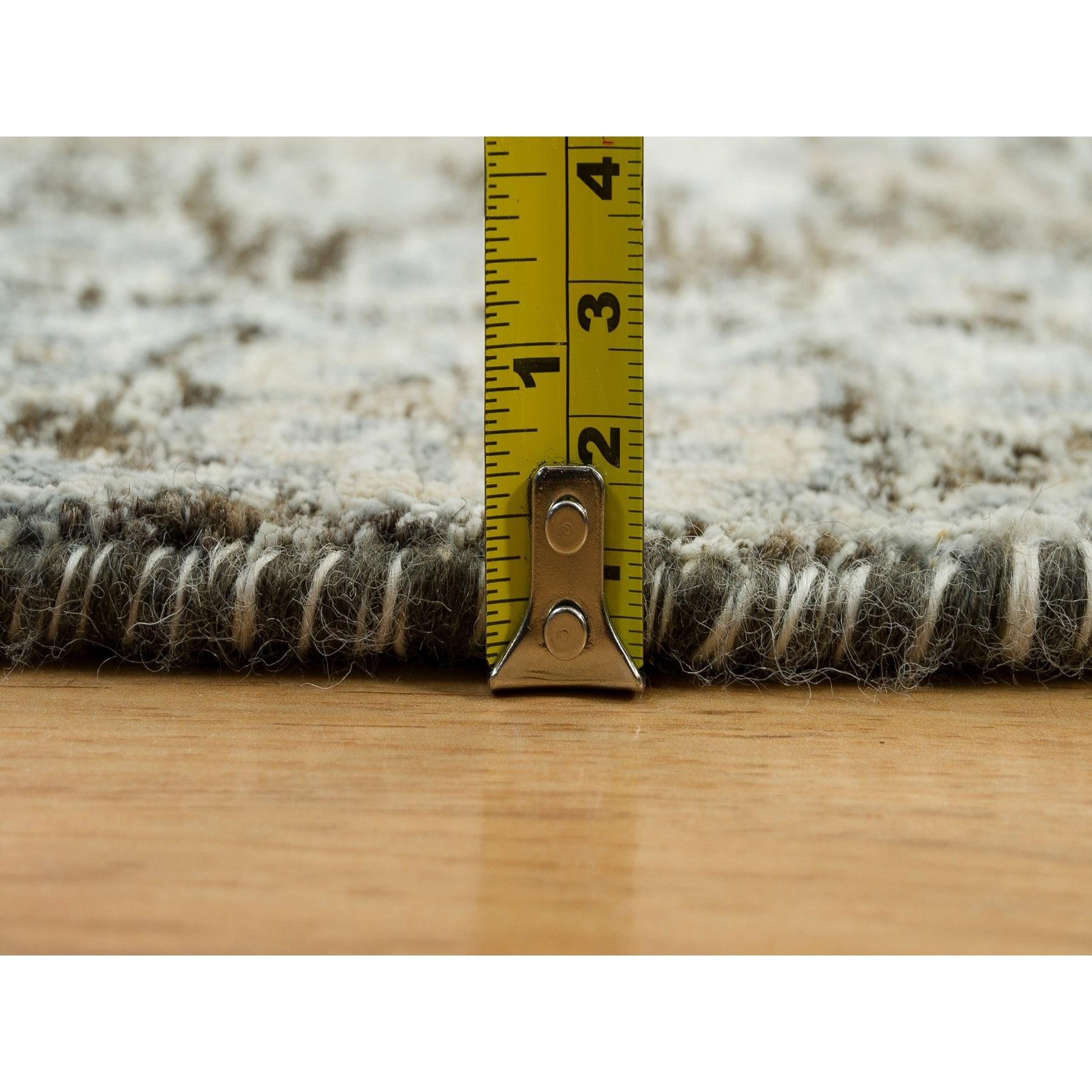 8'x8' Tapis rond en laine et soie grise nouée à la main avec saule et cyprès en vente 2