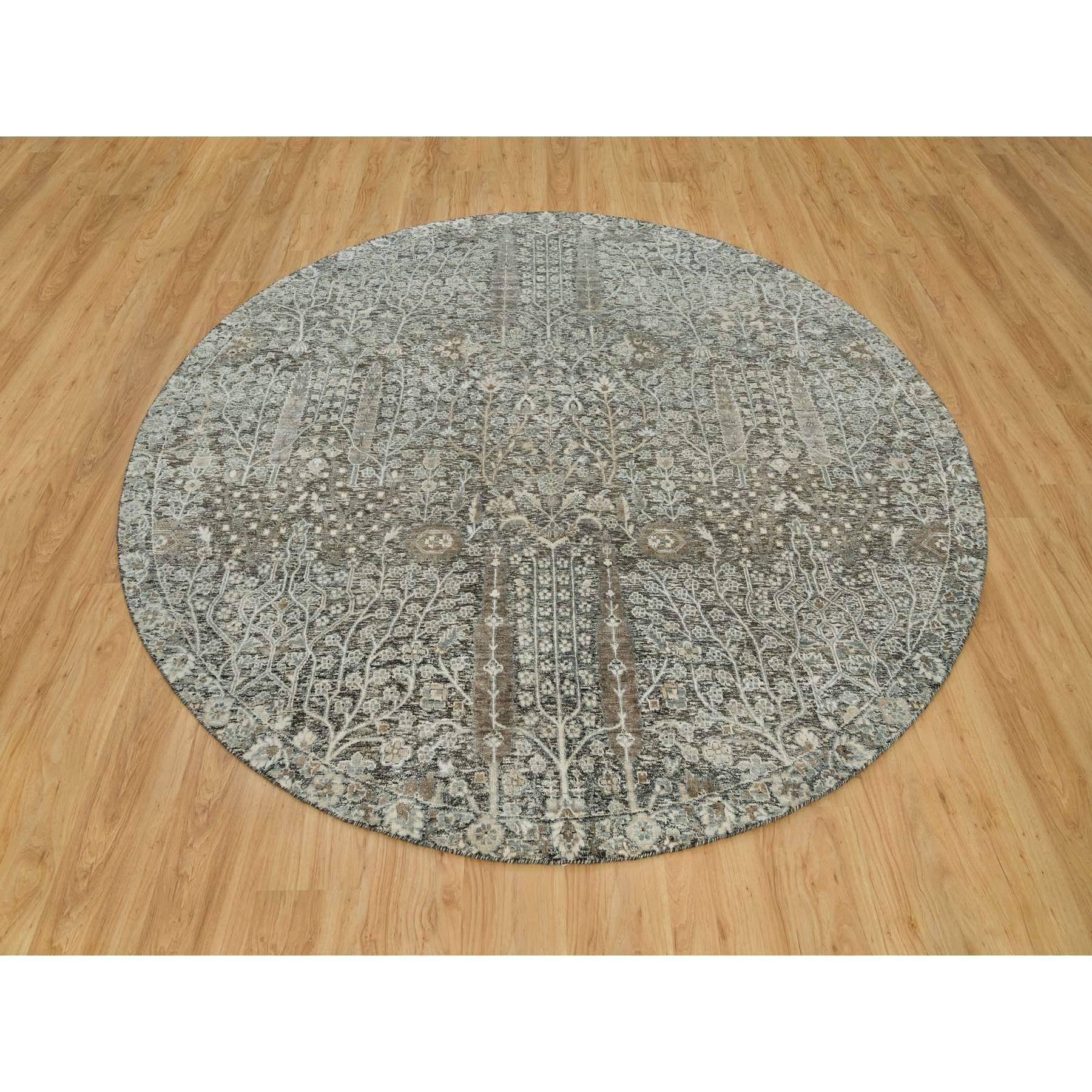 Il s'agit d'un véritable tapis d'Orient beige, en soie et laine texturée, noué à la main, à motifs de saules et de cyprès. Il a été noué pendant des mois et des mois selon des techniques de tissage séculaires par des artisans experts.
Matériaux