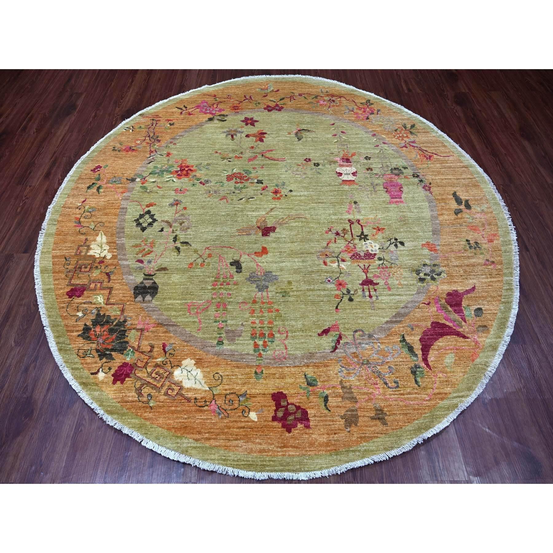 Vert marécageux, Peshawar d'inspiration art déco chinois, noué à la main, laine douce, teintures végétales, rond, tapis d'Orient
Matières premières : Laine
Latex : Pas de poils 
hauteur : 0,25 pouces
Style : Transitionnel
Couleur primaire :