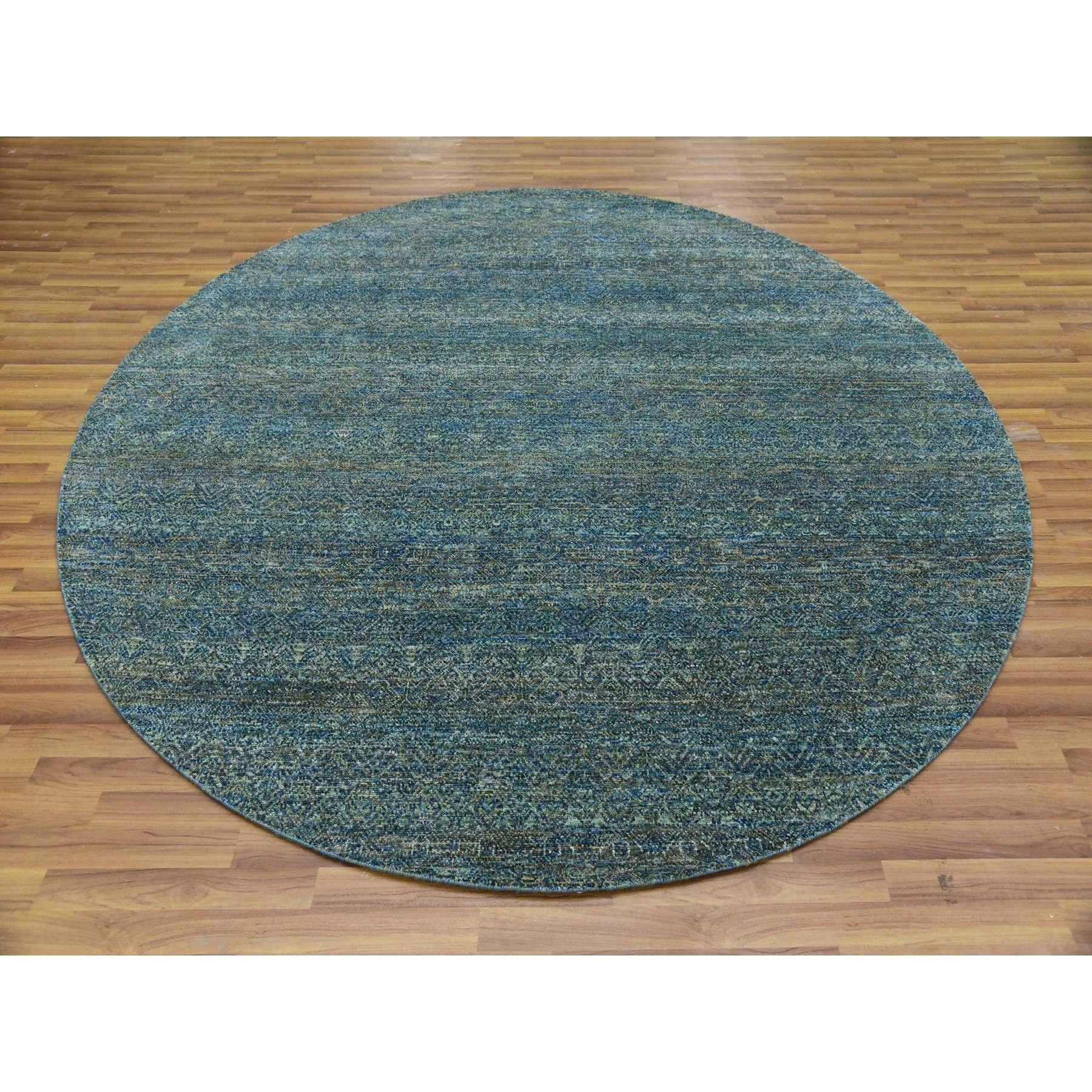 Sacramento Grün, Kohinoor Herat, 100% Wolle, Rautenförmiges sich wiederholendes Muster, Randlos Handgeknüpft, Ton in Ton, Runder Orientteppich
Primäre MATERIALIEN: Wolle
Latex: Kein Flor 
Höhe: 0,25 Zoll
Stil: Transitional
Grundfarbe: