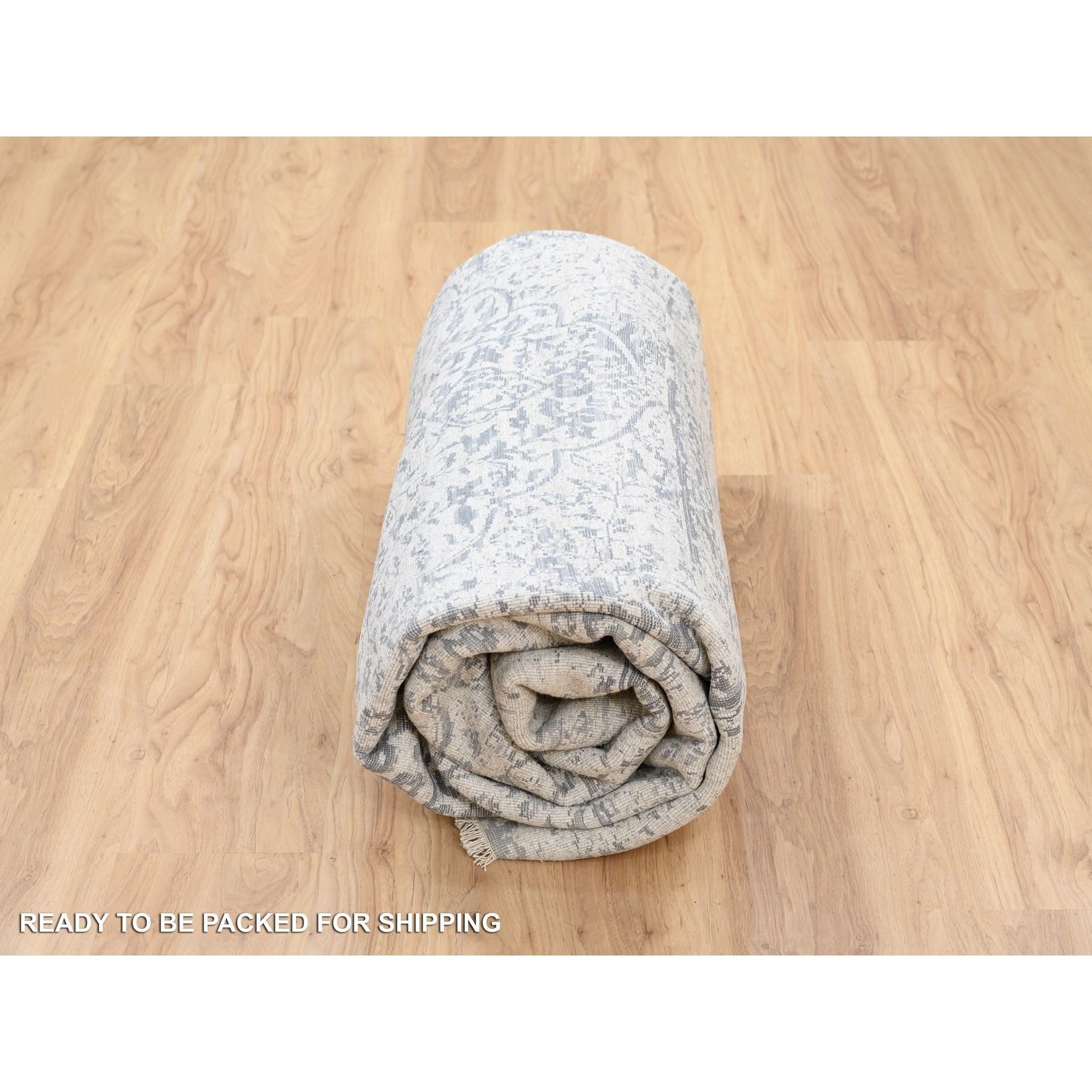 8'x8' Handgeknüpfter grauer gelöschter persischer Design-Teppich aus Wolle und reiner Seide im Angebot 4