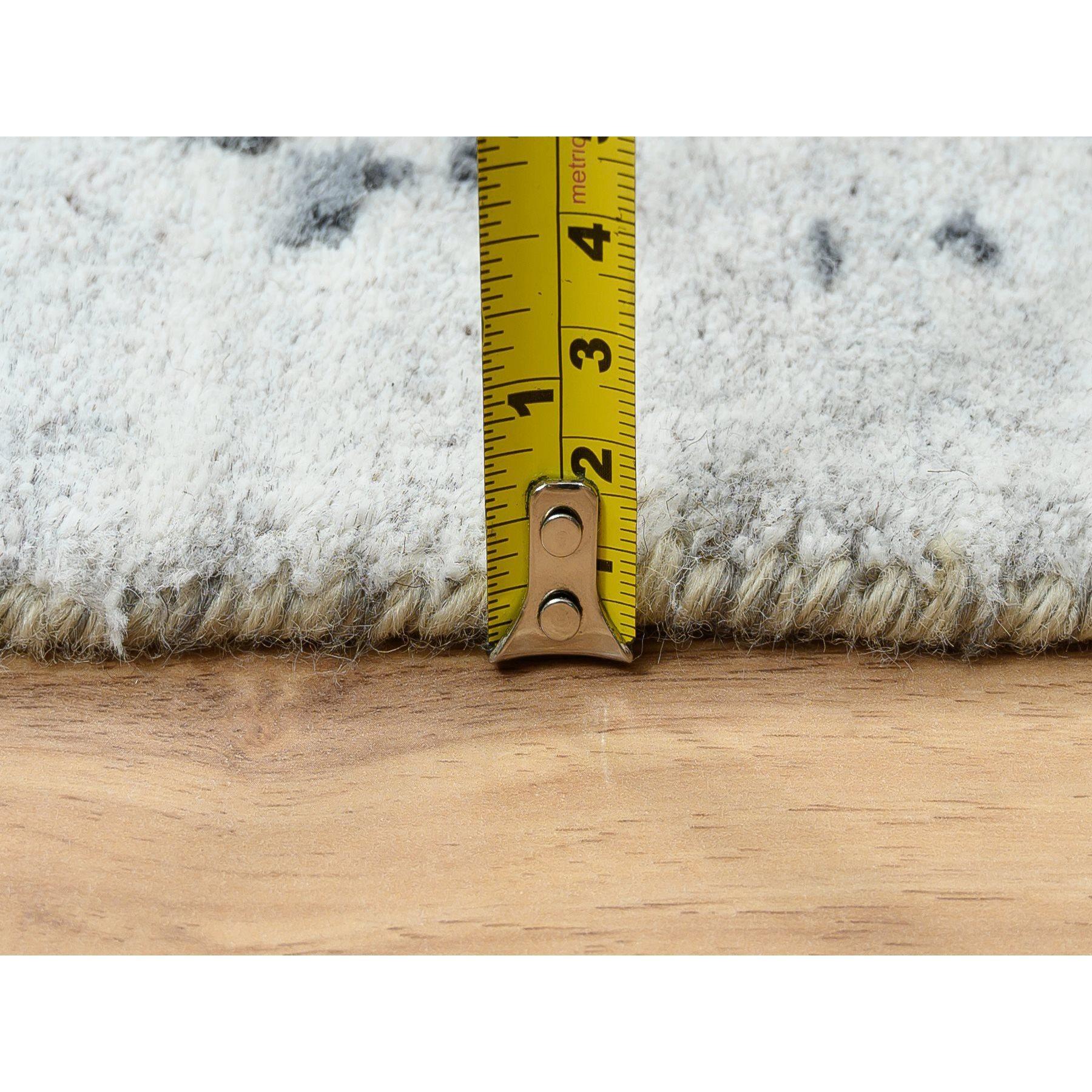 8'x8' Handgeknüpfter grauer gelöschter persischer Design-Teppich aus Wolle und reiner Seide im Angebot 5