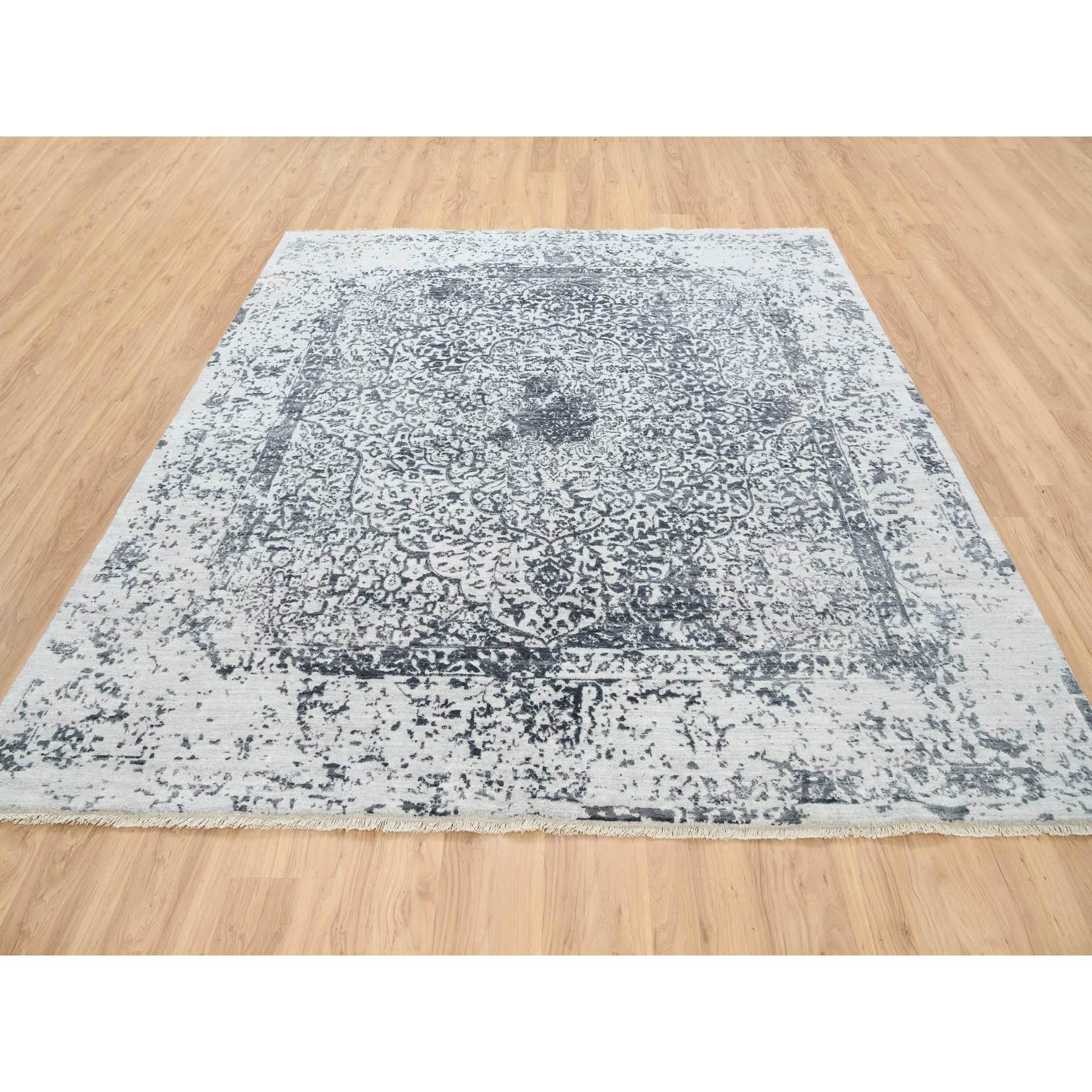 8'x8' Handgeknüpfter grauer gelöschter persischer Design-Teppich aus Wolle und reiner Seide (Moderne) im Angebot