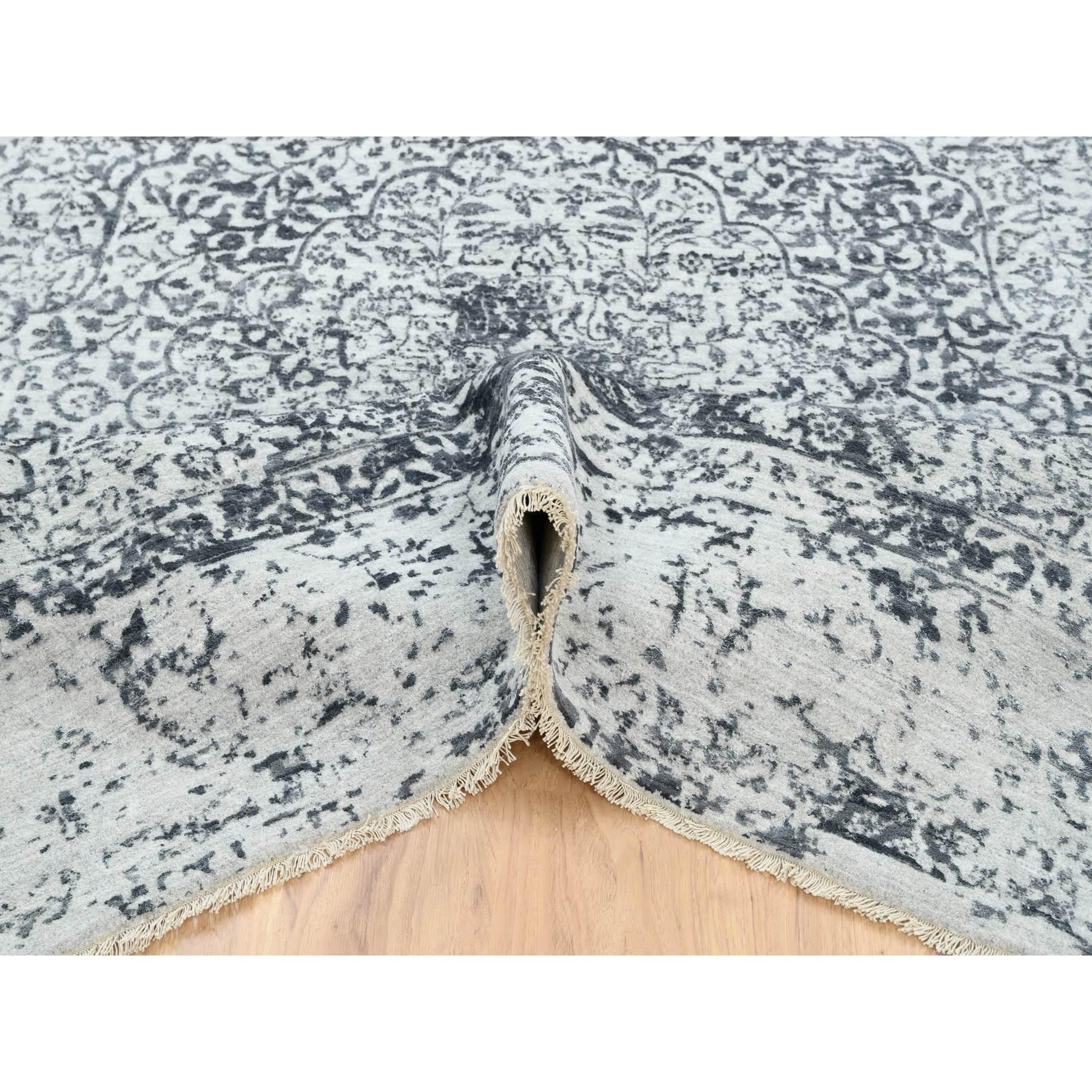 8'x8' Handgeknüpfter grauer gelöschter persischer Design-Teppich aus Wolle und reiner Seide (21. Jahrhundert und zeitgenössisch) im Angebot
