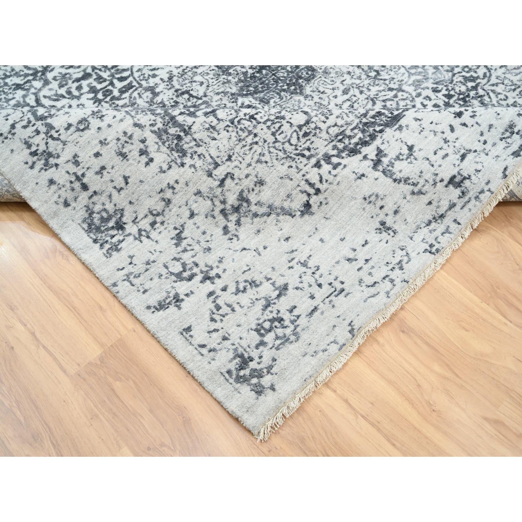 8'x8' Handgeknüpfter grauer gelöschter persischer Design-Teppich aus Wolle und reiner Seide im Angebot 1
