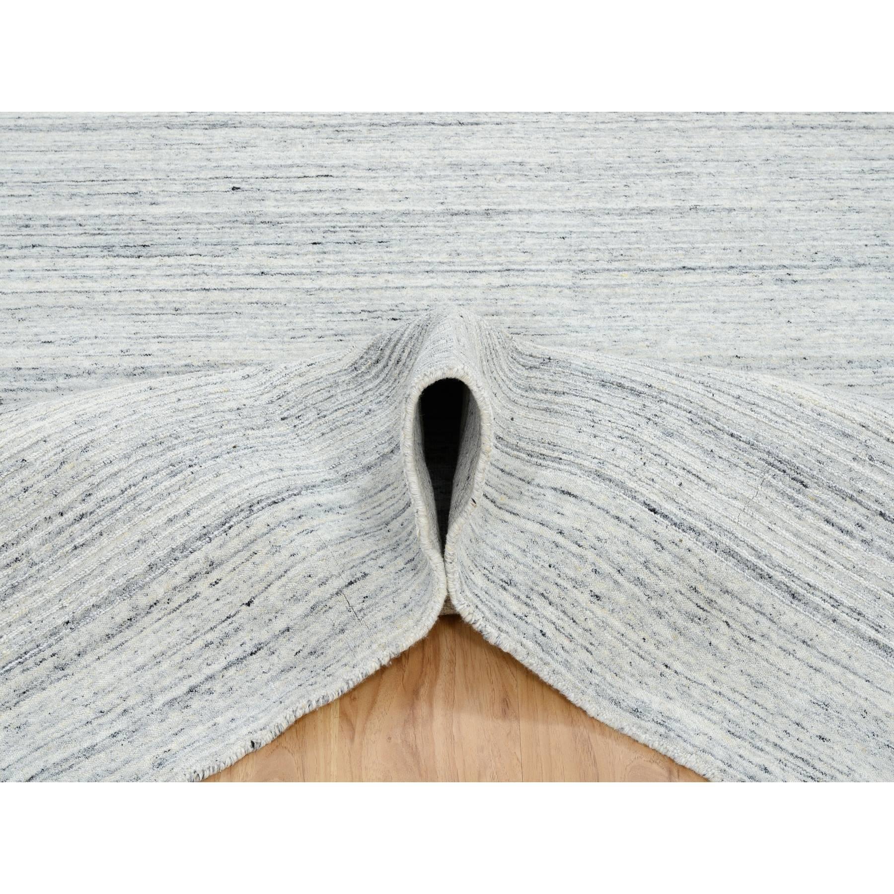 8'x8' Elfenbeinfarbener handgewebter schlichter moderner Striae-Design-Teppich aus natürlicher Wolle (Handgeknüpft) im Angebot