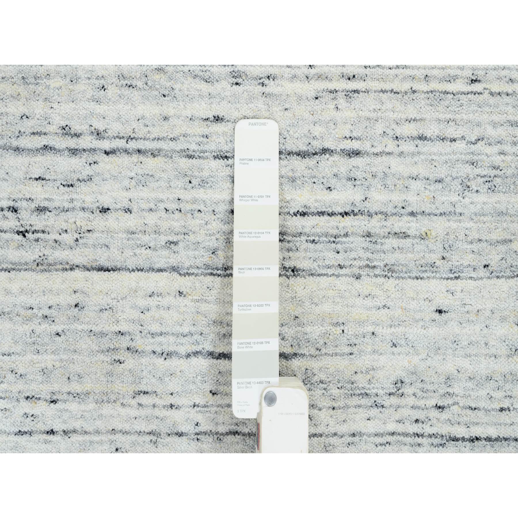 8'x8' Elfenbeinfarbener handgewebter schlichter moderner Striae-Design-Teppich aus natürlicher Wolle (21. Jahrhundert und zeitgenössisch) im Angebot