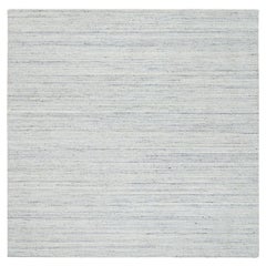 Tappeto quadrato in lana naturale 8'x8' avorio, lavorato a mano, a tinta unita, con design a striature moderne.