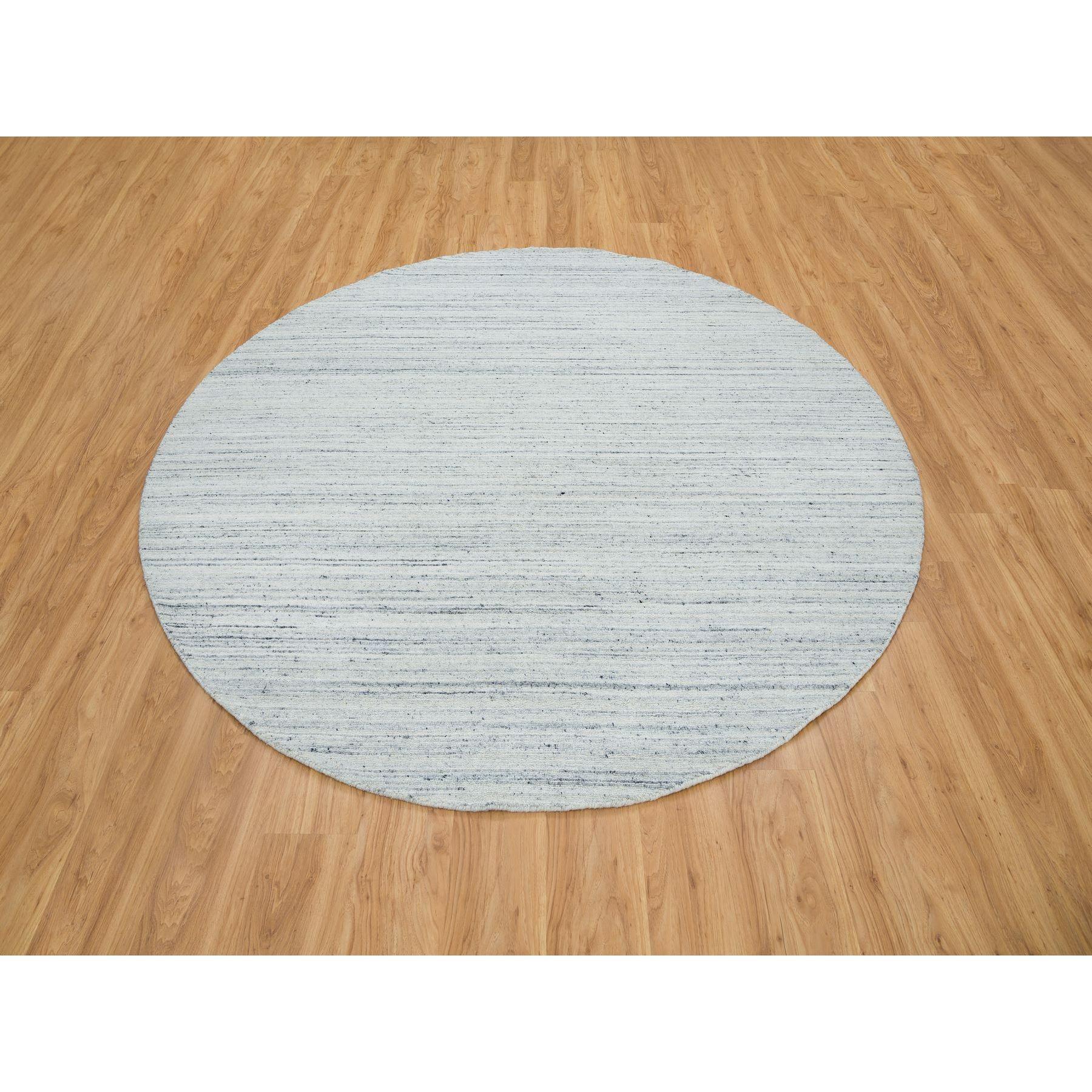Elfenbein, einfarbig, modernes Streifendesign, weicher Flor, handgewebte Biowolle, runder Orientteppich
Primäre MATERIALIEN: Wolle
Latex: Kein Flor 
Höhe: 0,25 Zoll
Stil: Transitional
Grundfarbe: Elfenbein
Sekundäre Farben: Grau, Creme,