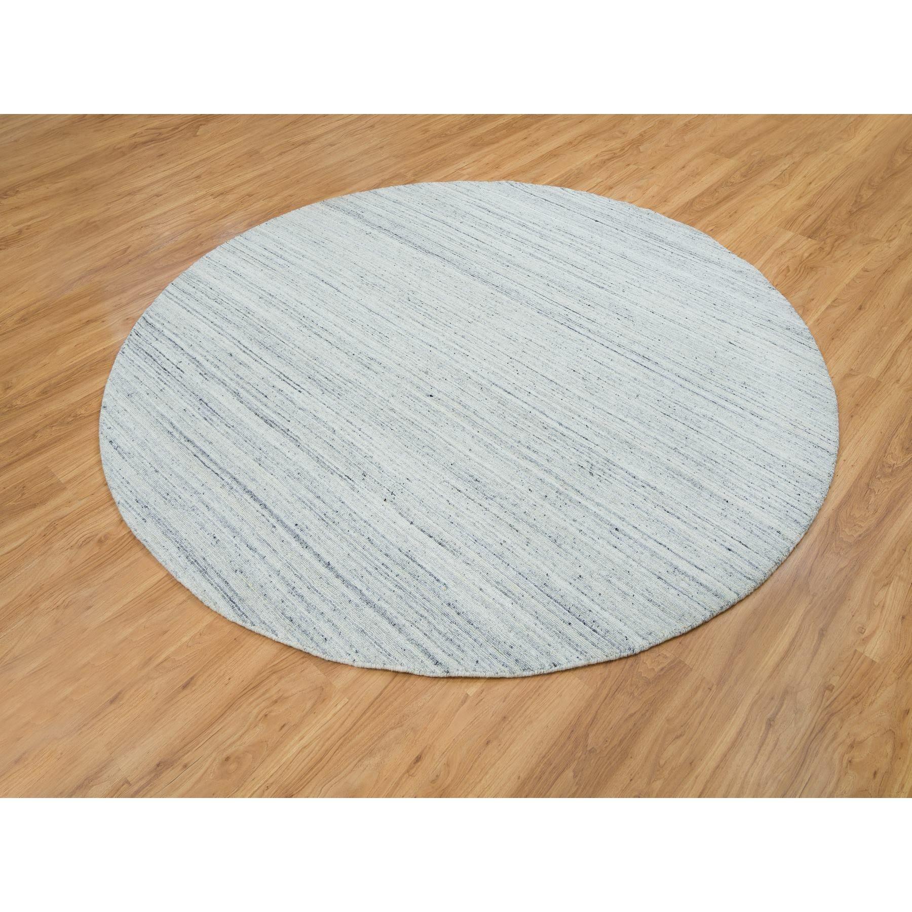 8'x8' Elfenbein einfarbig Modernes Striae Design Bio-Wolle handgewebter runder Teppich (Indisch) im Angebot
