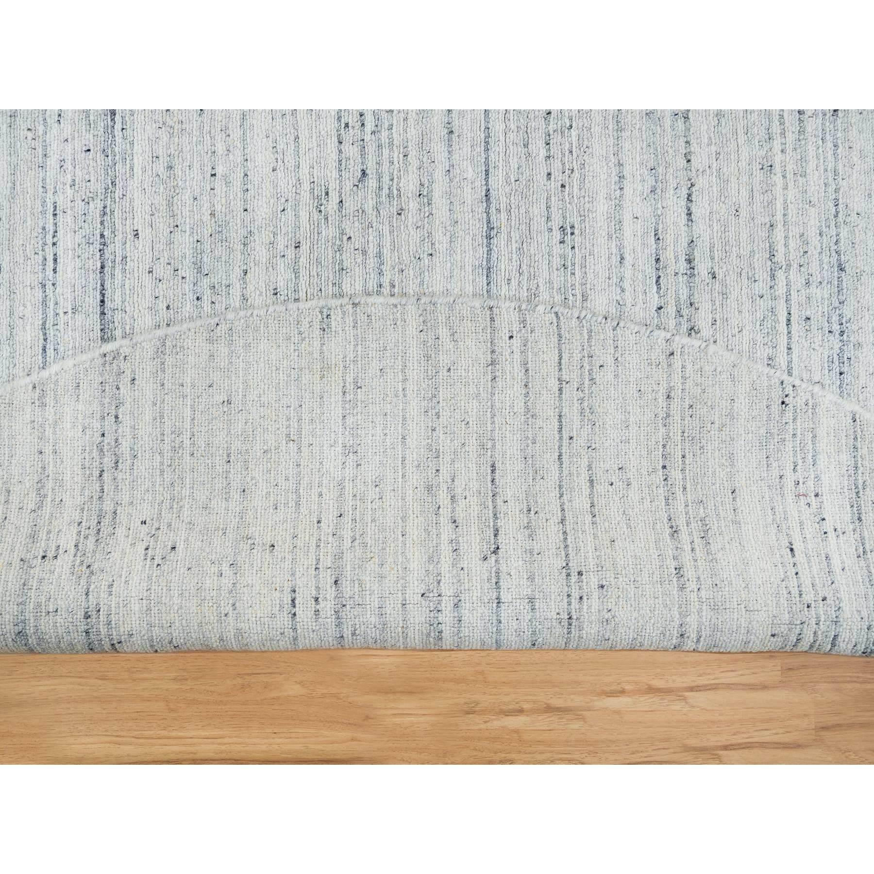8'x8' Elfenbein einfarbig Modernes Striae Design Bio-Wolle handgewebter runder Teppich (Handgeknüpft) im Angebot
