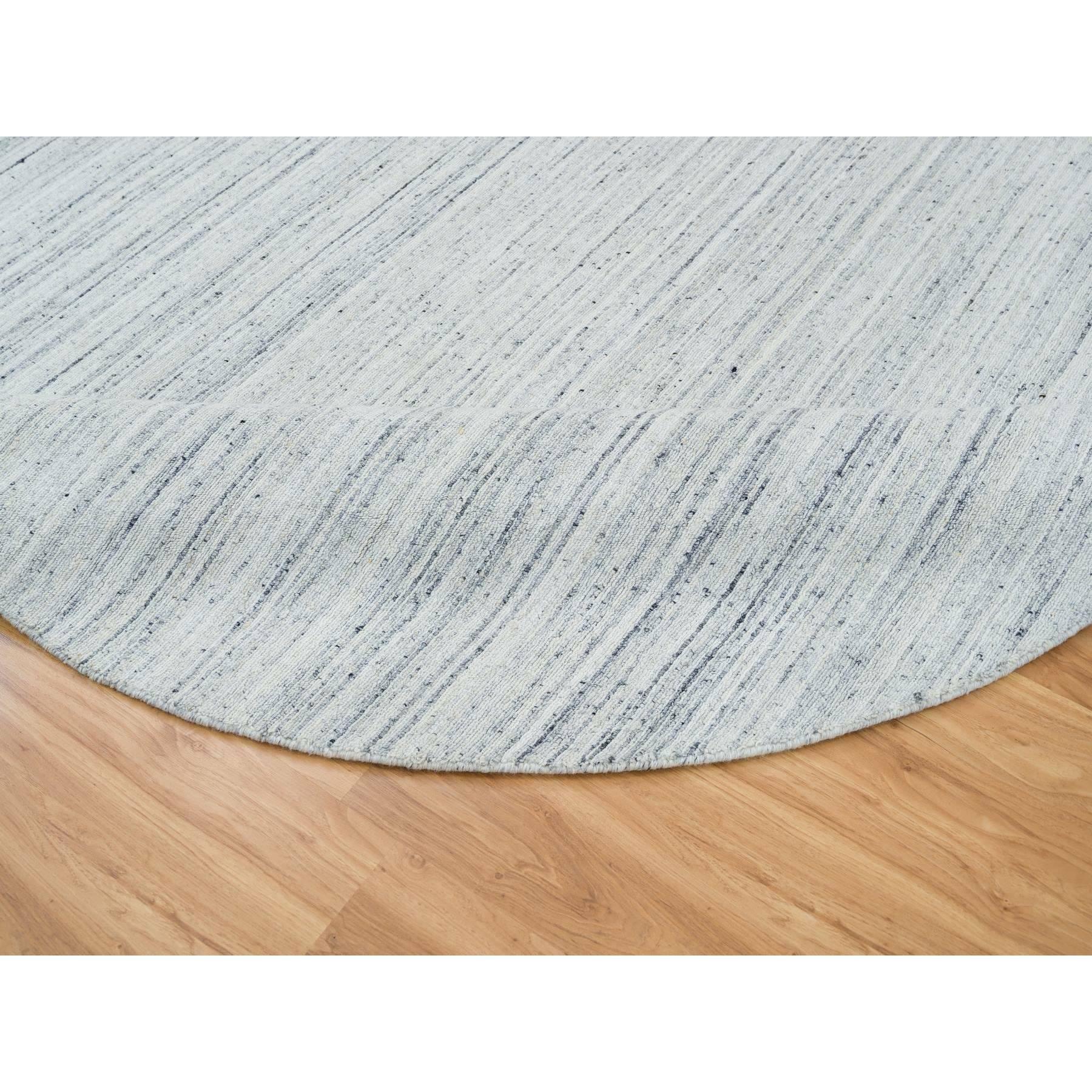 8'x8' Elfenbein einfarbig Modernes Striae Design Bio-Wolle handgewebter runder Teppich (21. Jahrhundert und zeitgenössisch) im Angebot