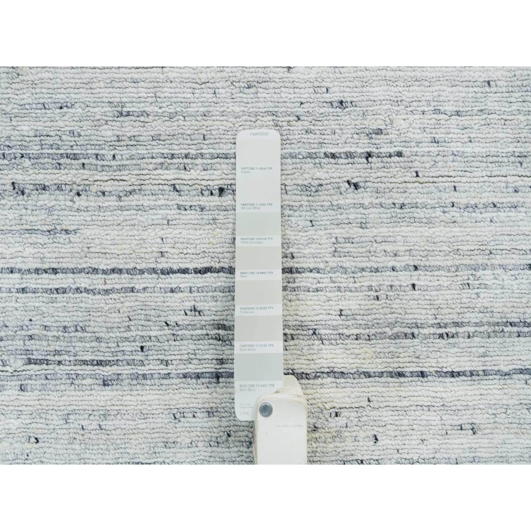 8'x8' Elfenbein einfarbig Modernes Striae Design Bio-Wolle handgewebter runder Teppich im Angebot 1