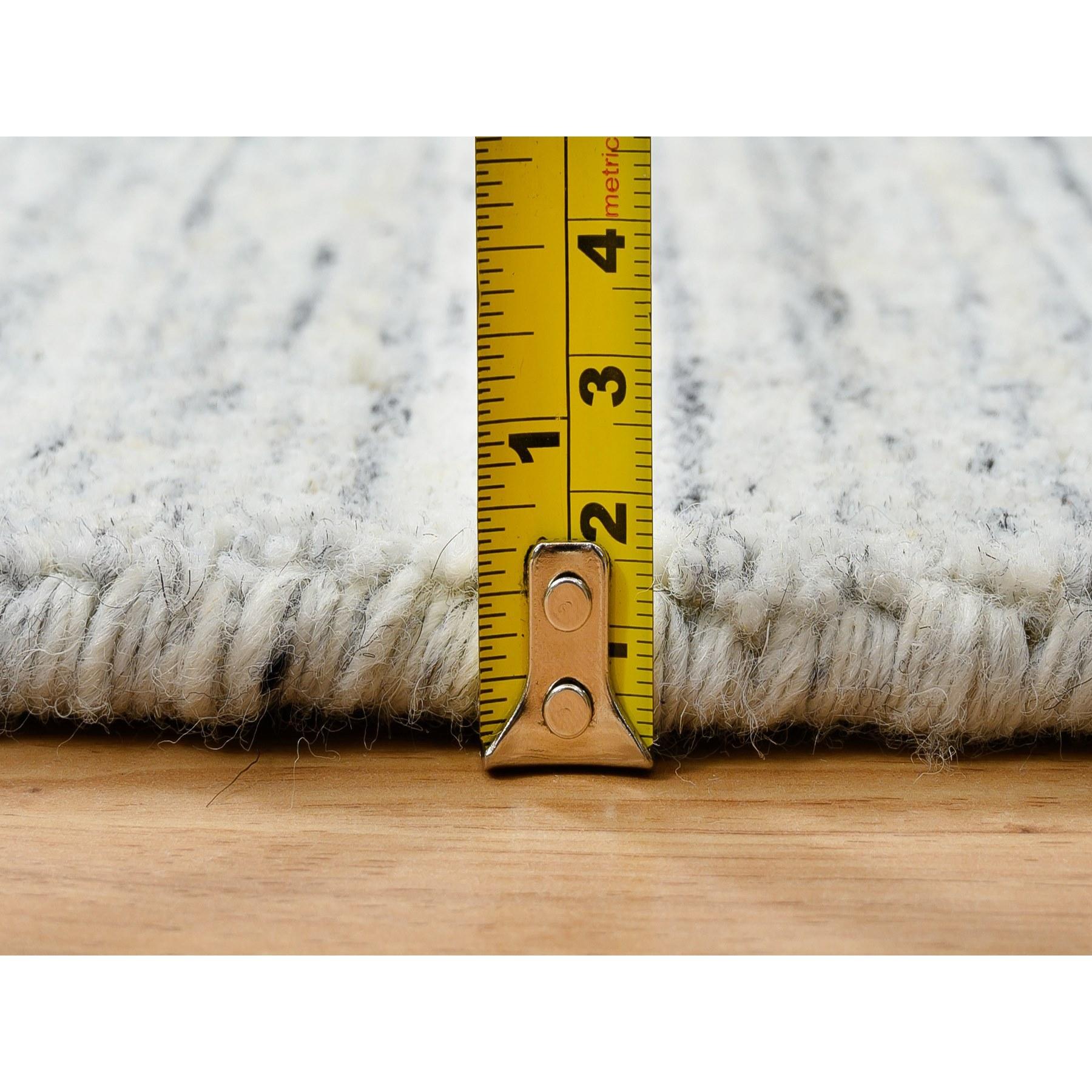 8'x8' Ivory, Plain Modern Striae Design, Soft Wool Hand Loomed Round Rug (tapis rond en laine tissée à la main) en vente 3