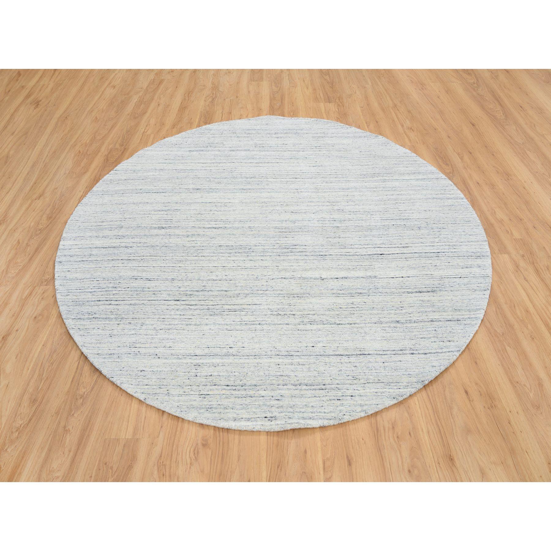 Moderne 8'x8' Ivory, Plain Modern Striae Design, Soft Wool Hand Loomed Round Rug (tapis rond en laine tissée à la main) en vente