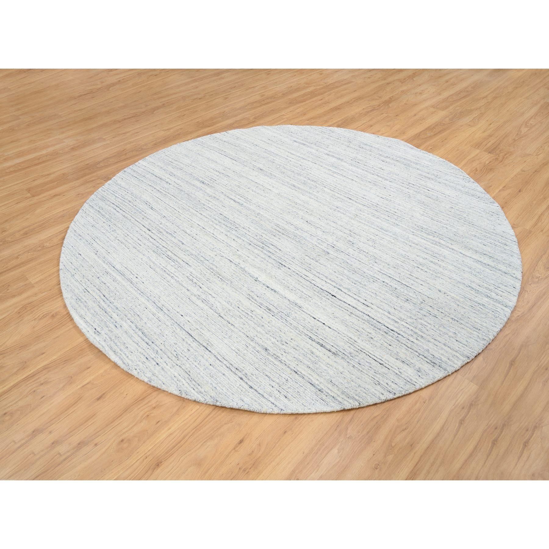 Indien 8'x8' Ivory, Plain Modern Striae Design, Soft Wool Hand Loomed Round Rug (tapis rond en laine tissée à la main) en vente