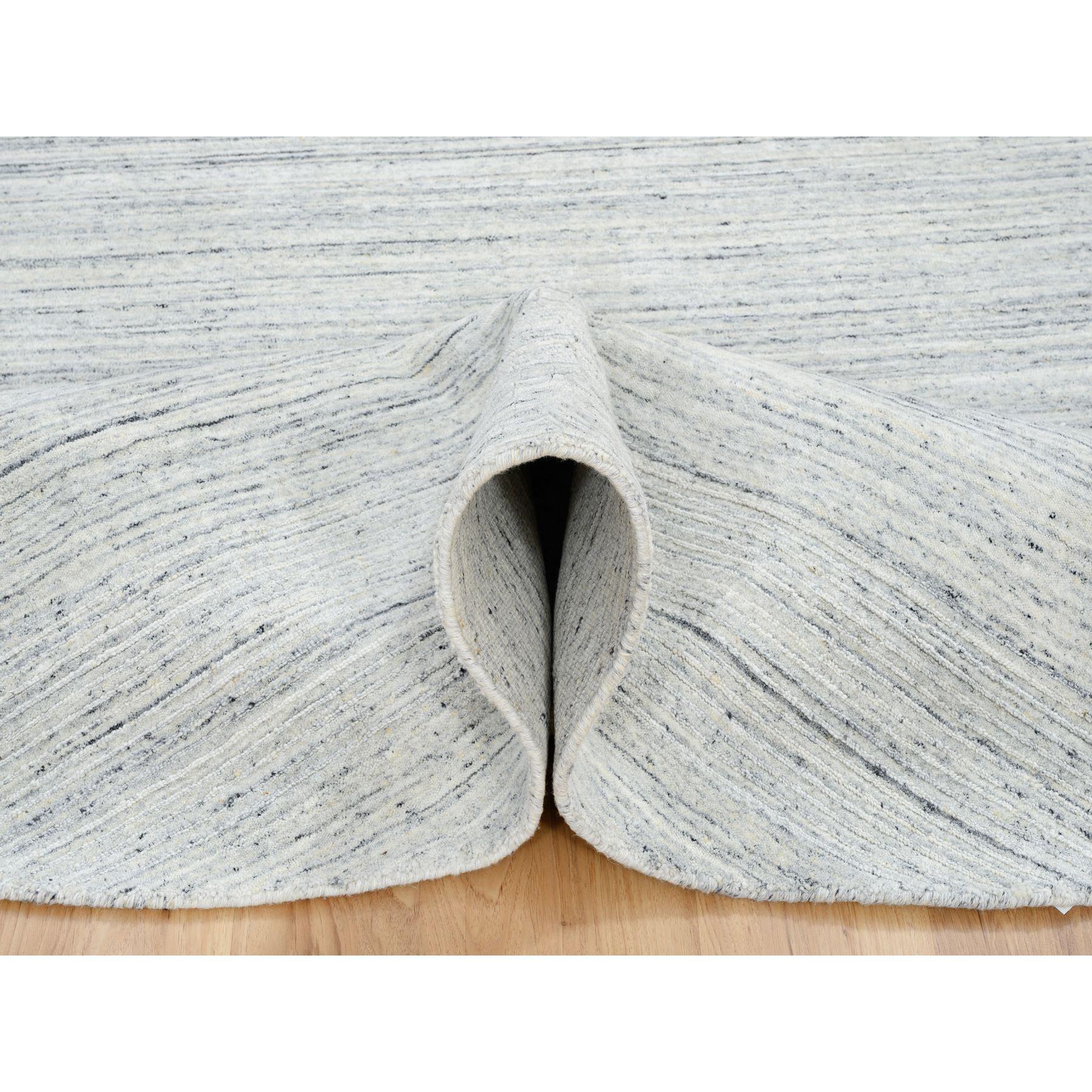 8'x8' Ivory, Plain Modern Striae Design, Soft Wool Hand Loomed Round Rug (tapis rond en laine tissée à la main) Neuf - En vente à Carlstadt, NJ