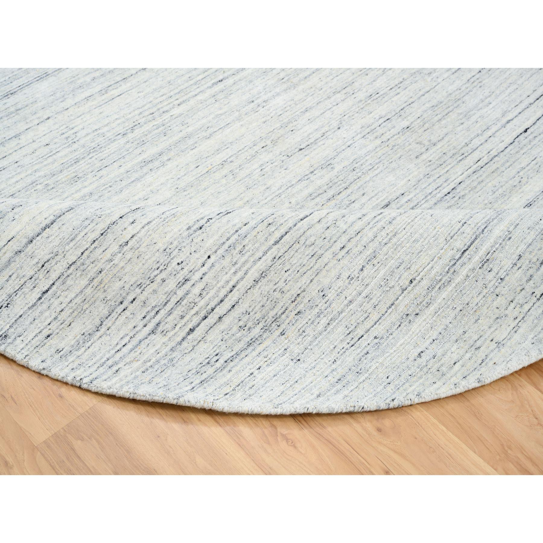 XXIe siècle et contemporain 8'x8' Ivory, Plain Modern Striae Design, Soft Wool Hand Loomed Round Rug (tapis rond en laine tissée à la main) en vente