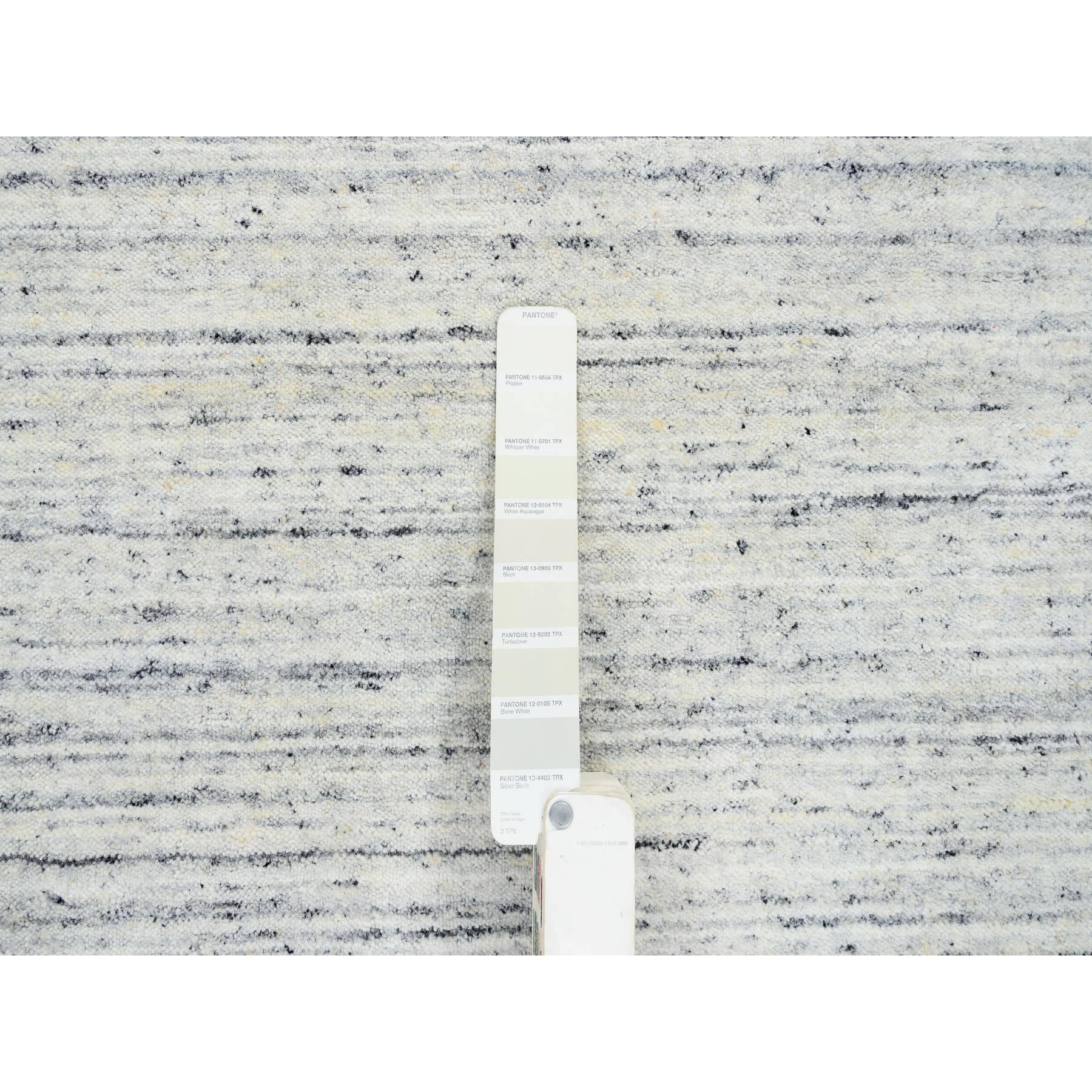 Laine 8'x8' Ivory, Plain Modern Striae Design, Soft Wool Hand Loomed Round Rug (tapis rond en laine tissée à la main) en vente