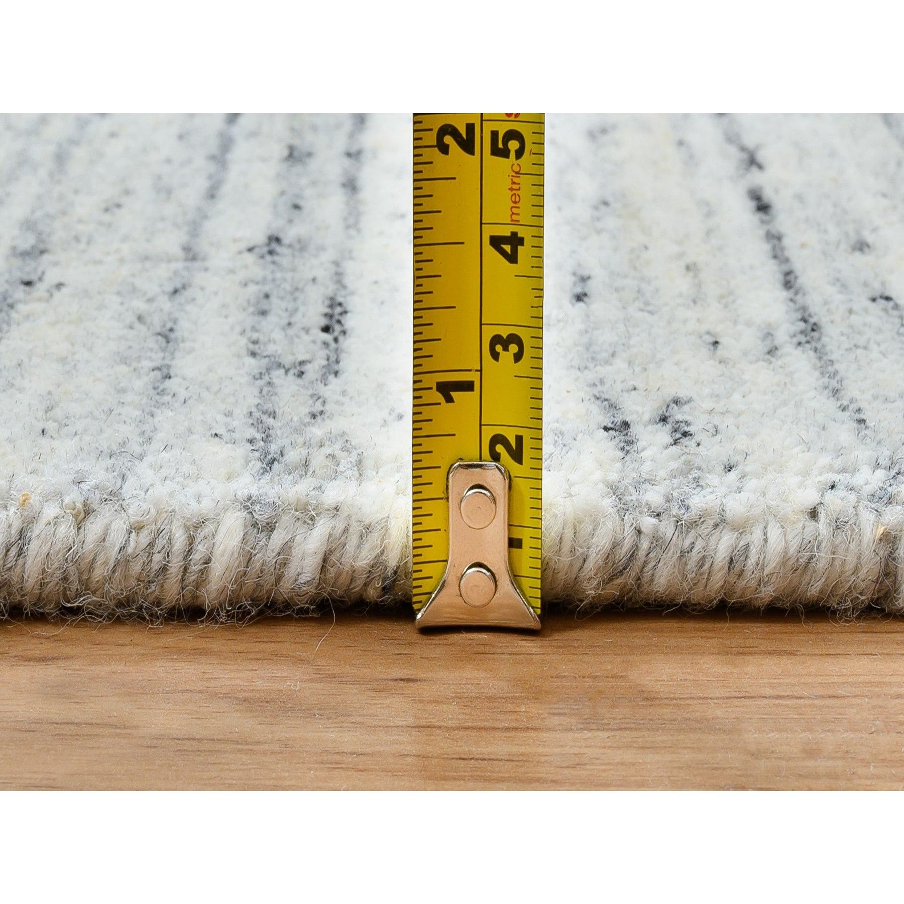 8'x8' Ivory Plain Modern Striae Design Soft Wool Hand Loomed Square Rug For Sale 4