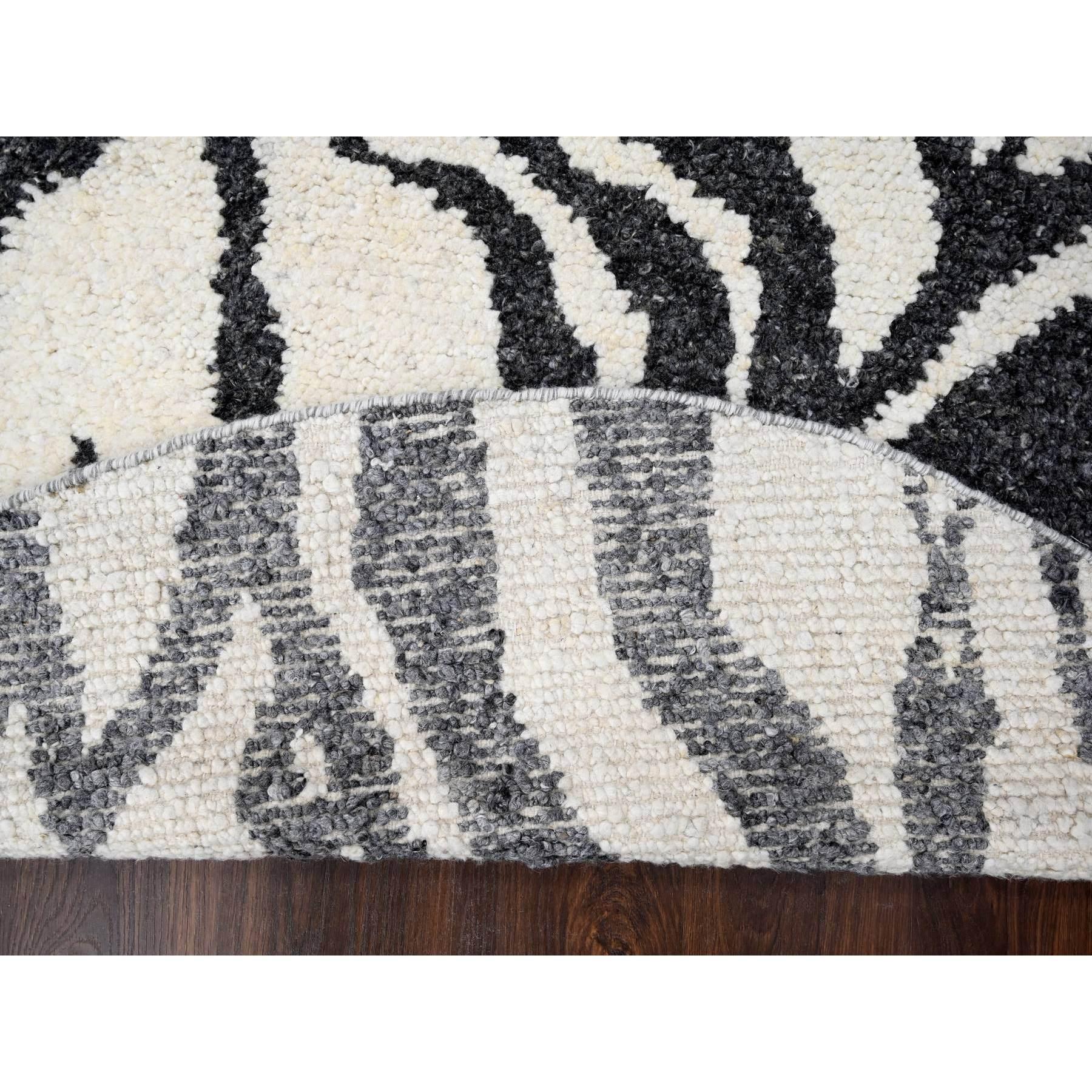 Indian 8'x8' Ivory with Black Hand Knotted Modern Design Wool Round Oriental Rug For Sale