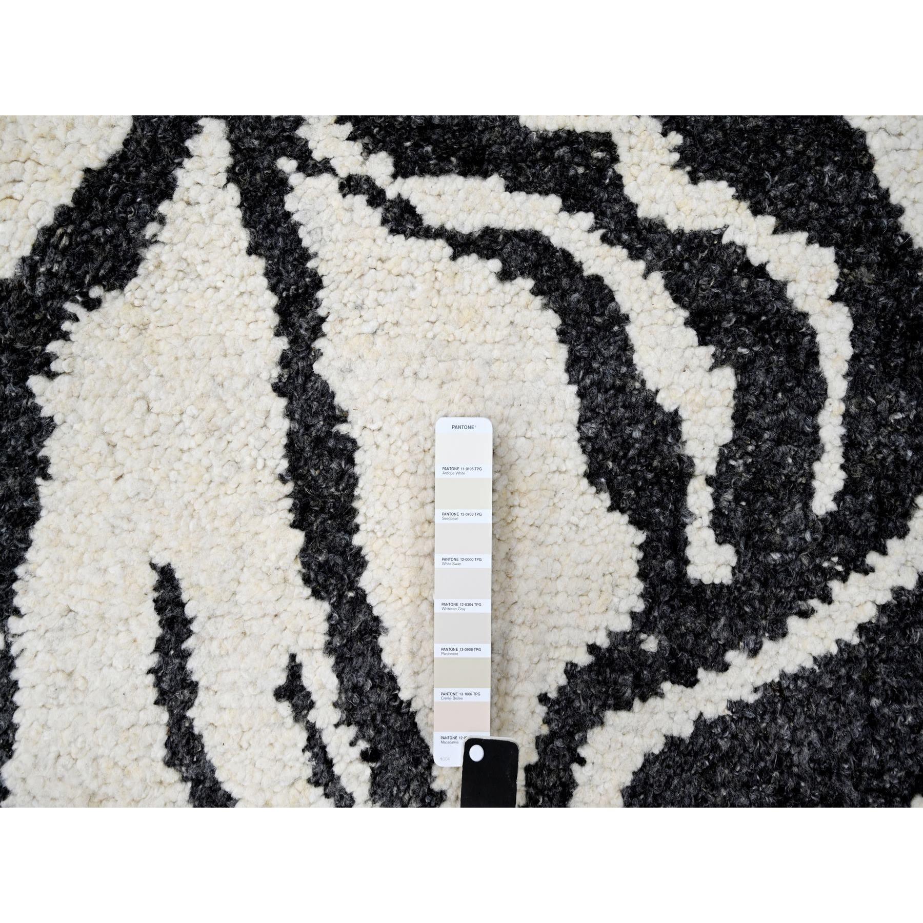 Hand-Knotted 8'x8' Ivory with Black Hand Knotted Modern Design Wool Round Oriental Rug For Sale