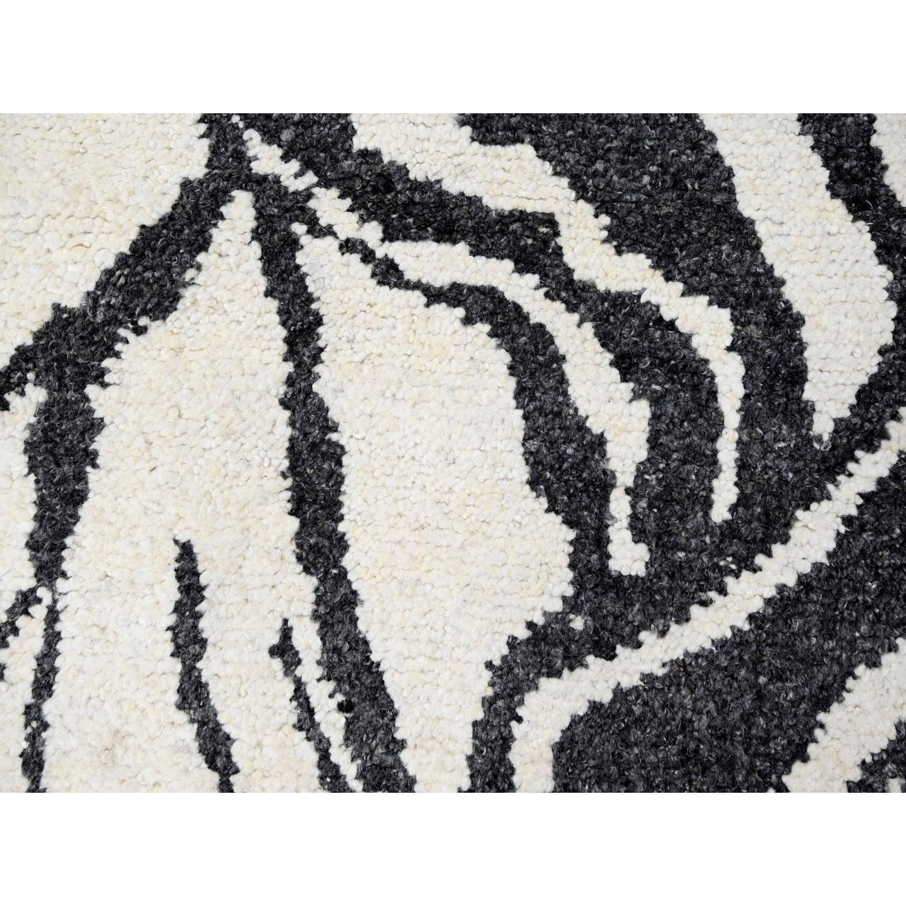 8'x8' Ivory with Black Hand Knotted Modern Design Wool Round Oriental Rug In New Condition For Sale In Carlstadt, NJ